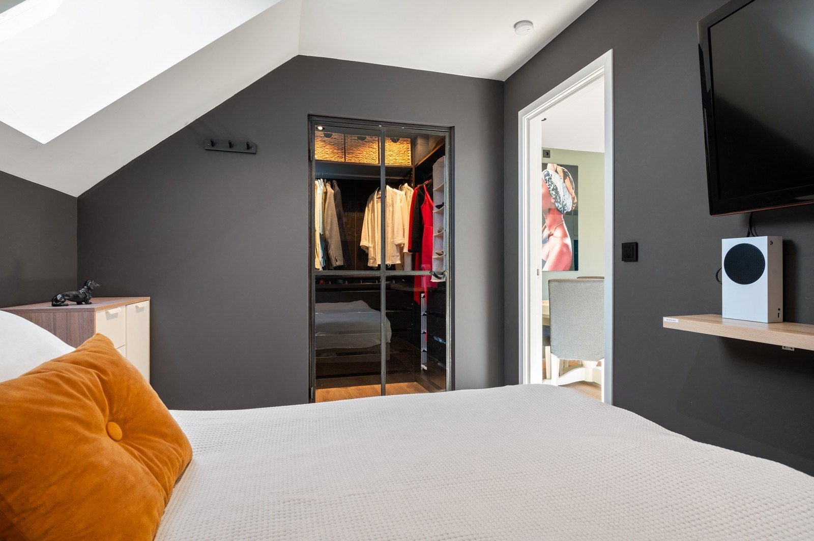 Det er direkte adkomst til et lite garderoberom Galleribilde