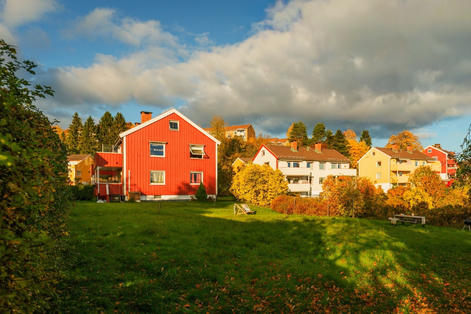 Boligen har en stor, felles hage med gode solforhold Galleribilde