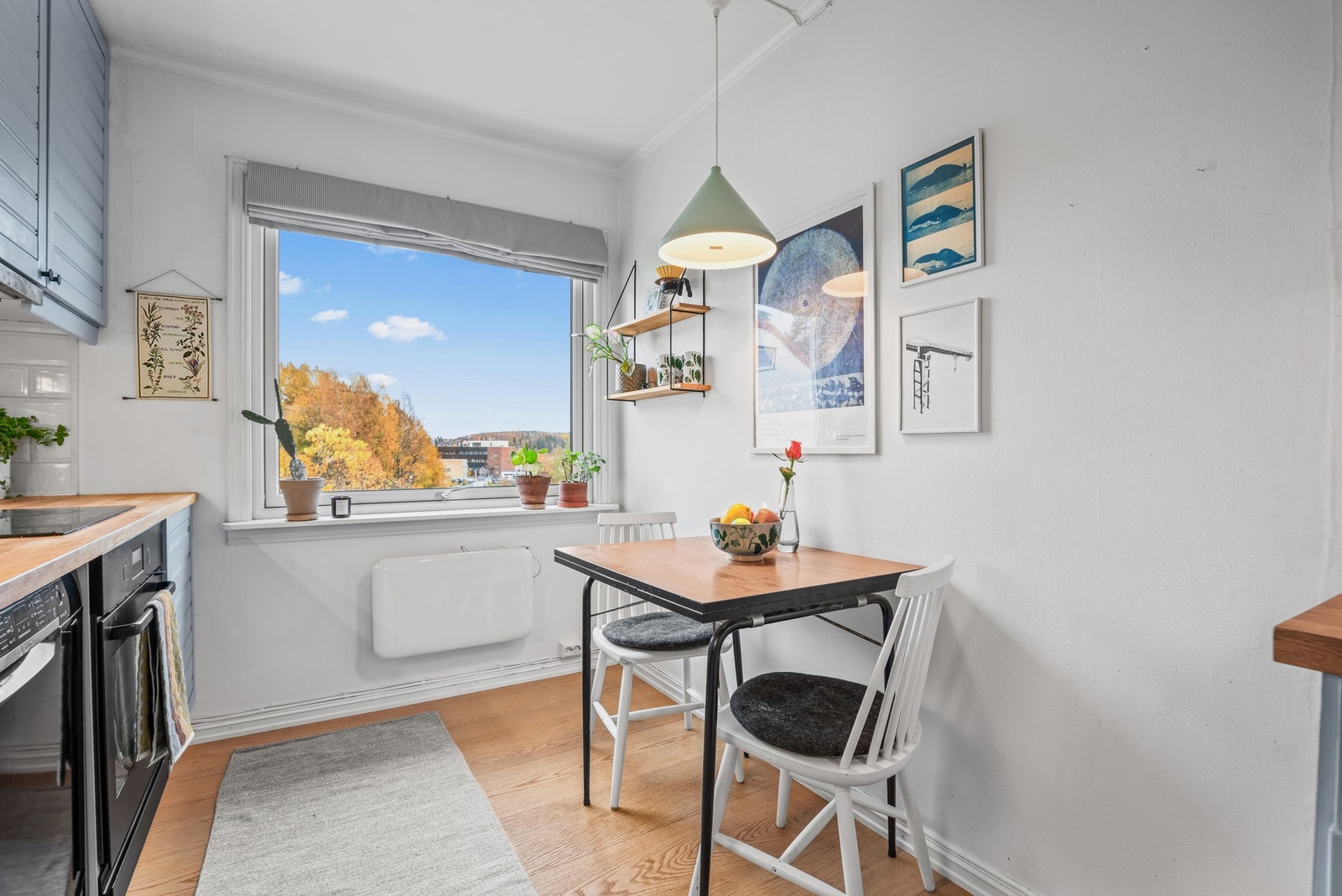 Det er plass til en liten spiseplass ved vinduet. Her er det koselig å innta morgenkaffen Galleribilde