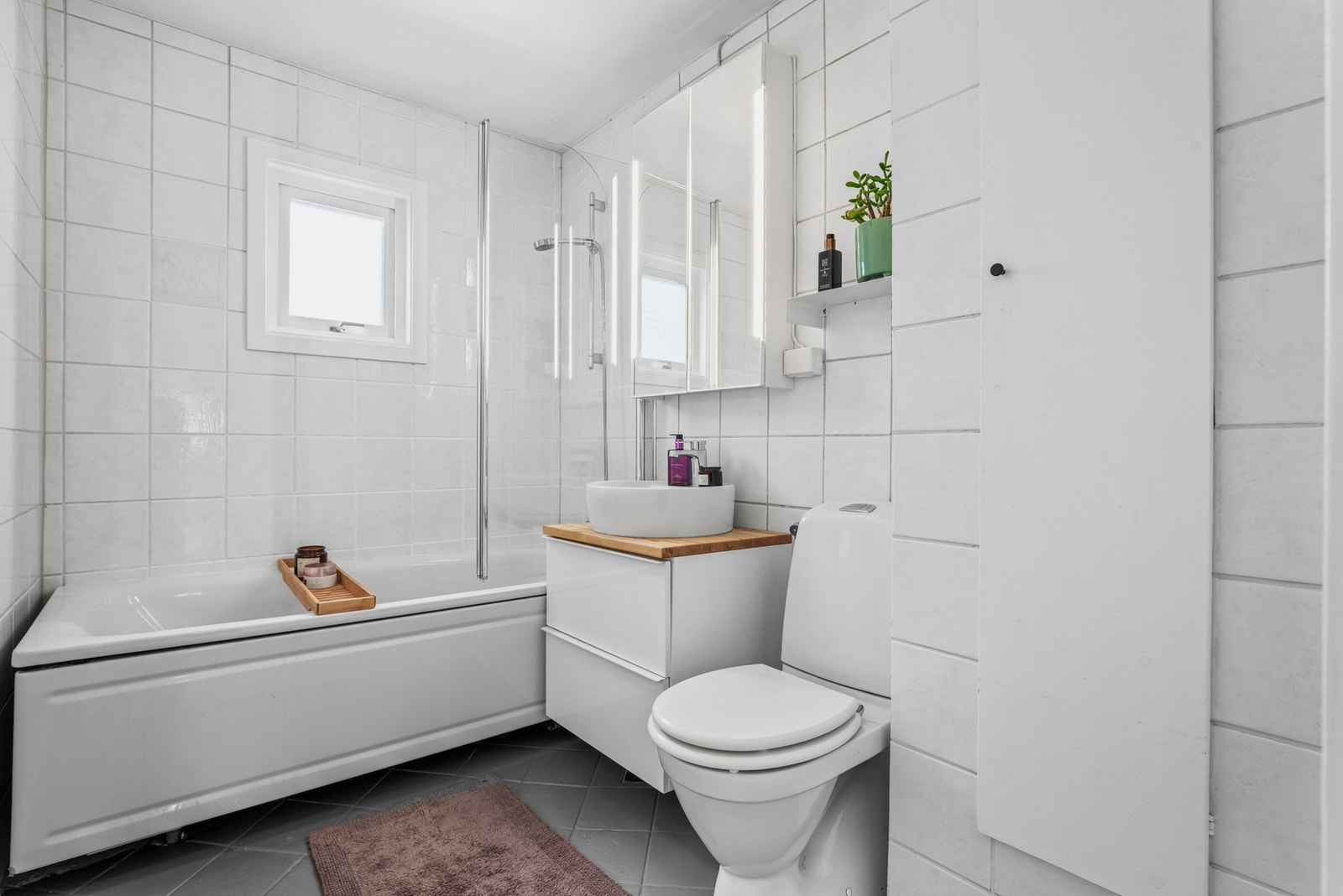 Badet har varmekabler i gulv og badekar. Servant, skap og blandebatteri er fra 2020 Galleribilde