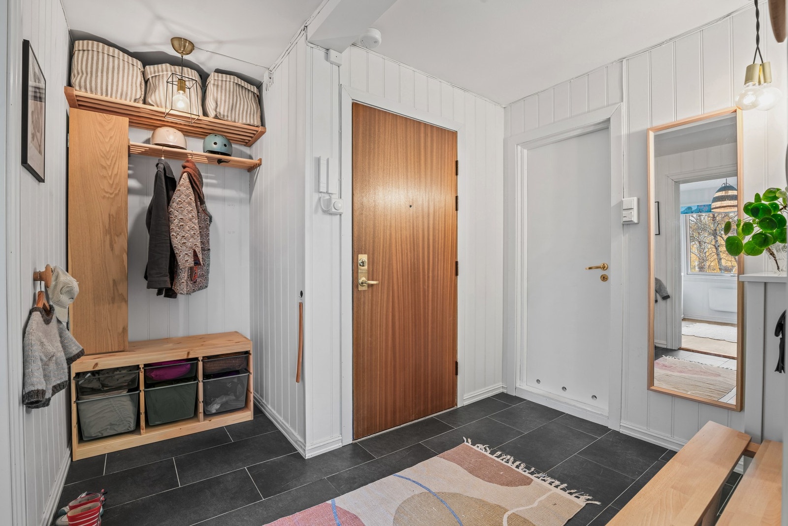 Romslig entré med praktisk gardeobeløsning - Velkommen inn! Galleribilde
