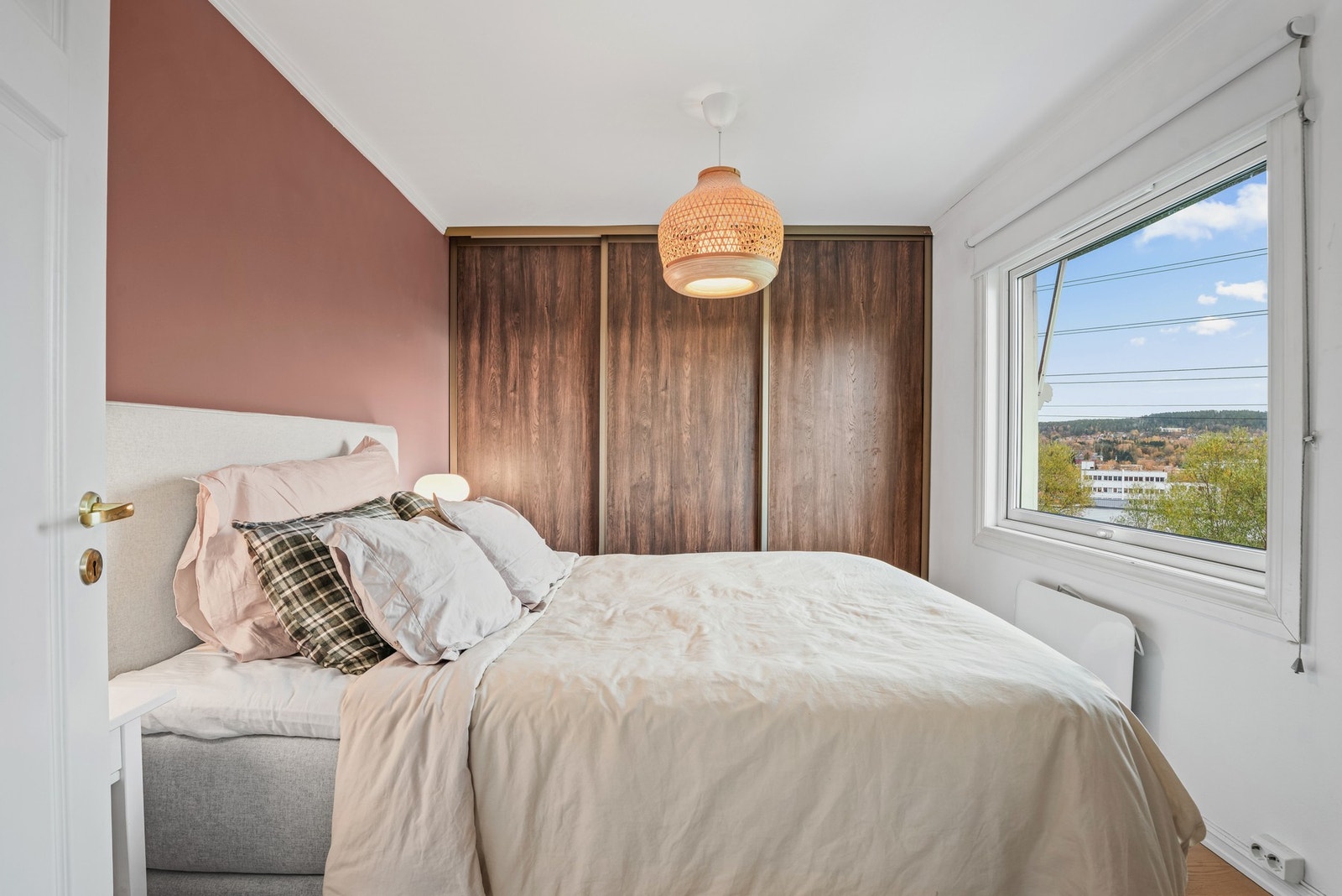 Hovedsoverommet er romslig med plass til stor dobbeltseng og skyvedørsgarderobe med godt med lagringsplass Galleribilde