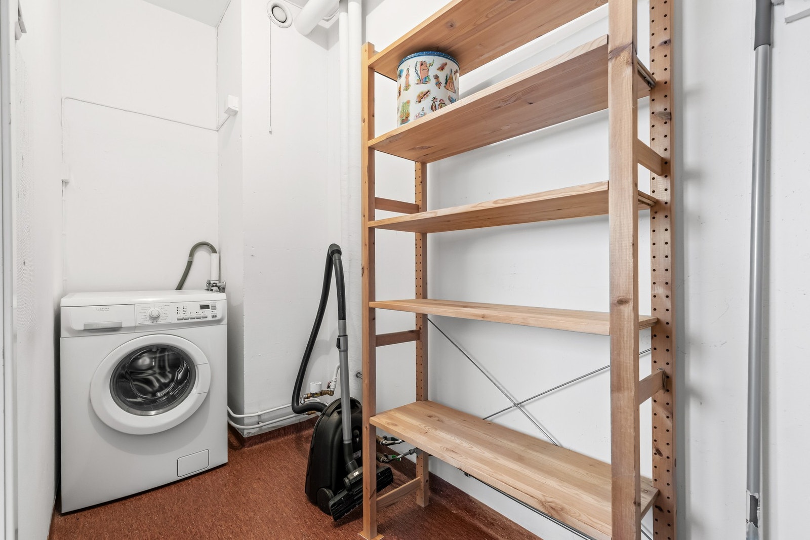 Boligen har både en bod i leiligheten og en bod i kjelleren. Galleribilde