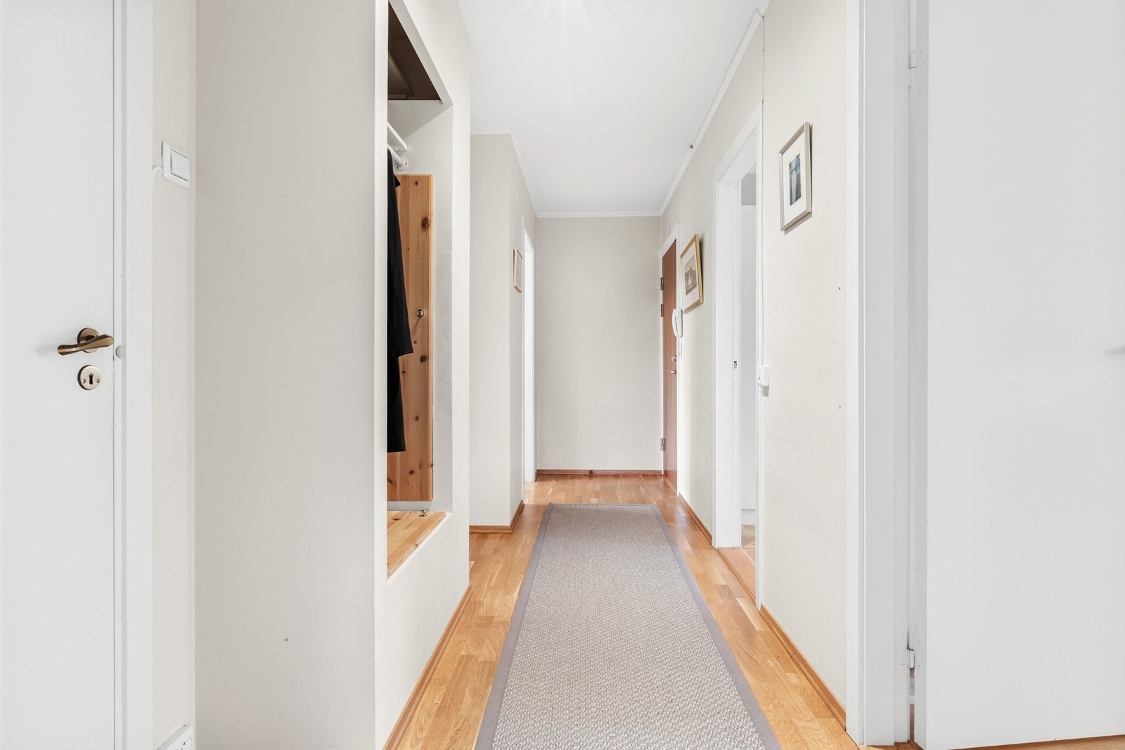 Dimensjonene gir et funksjonelt område for velkomst og av- og påkledning. Galleribilde