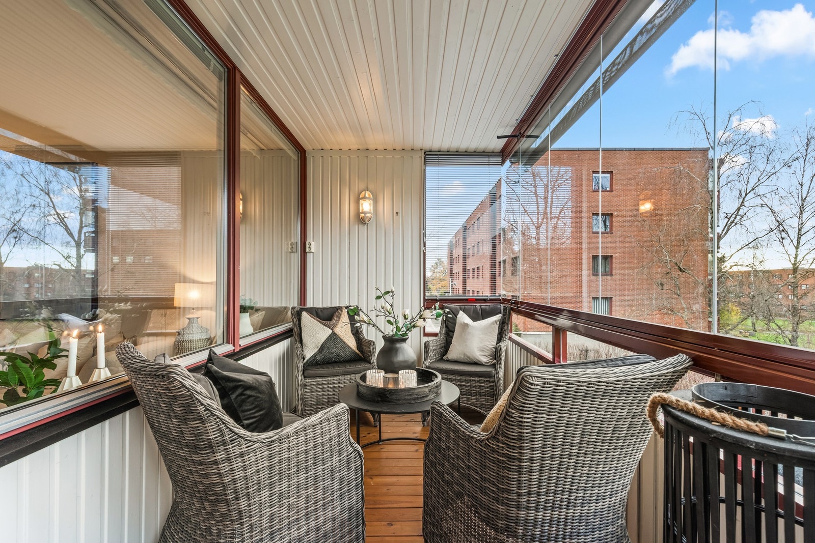 Leiligheten har en romslig innglasset balkong på ca. 7 m², som vender mot nordvest. Galleribilde