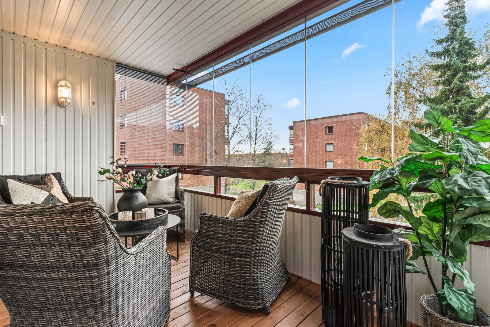 Balkongen er ideell for avslapning og byr på et hyggelig uterom med god plass til møblering. Galleribilde