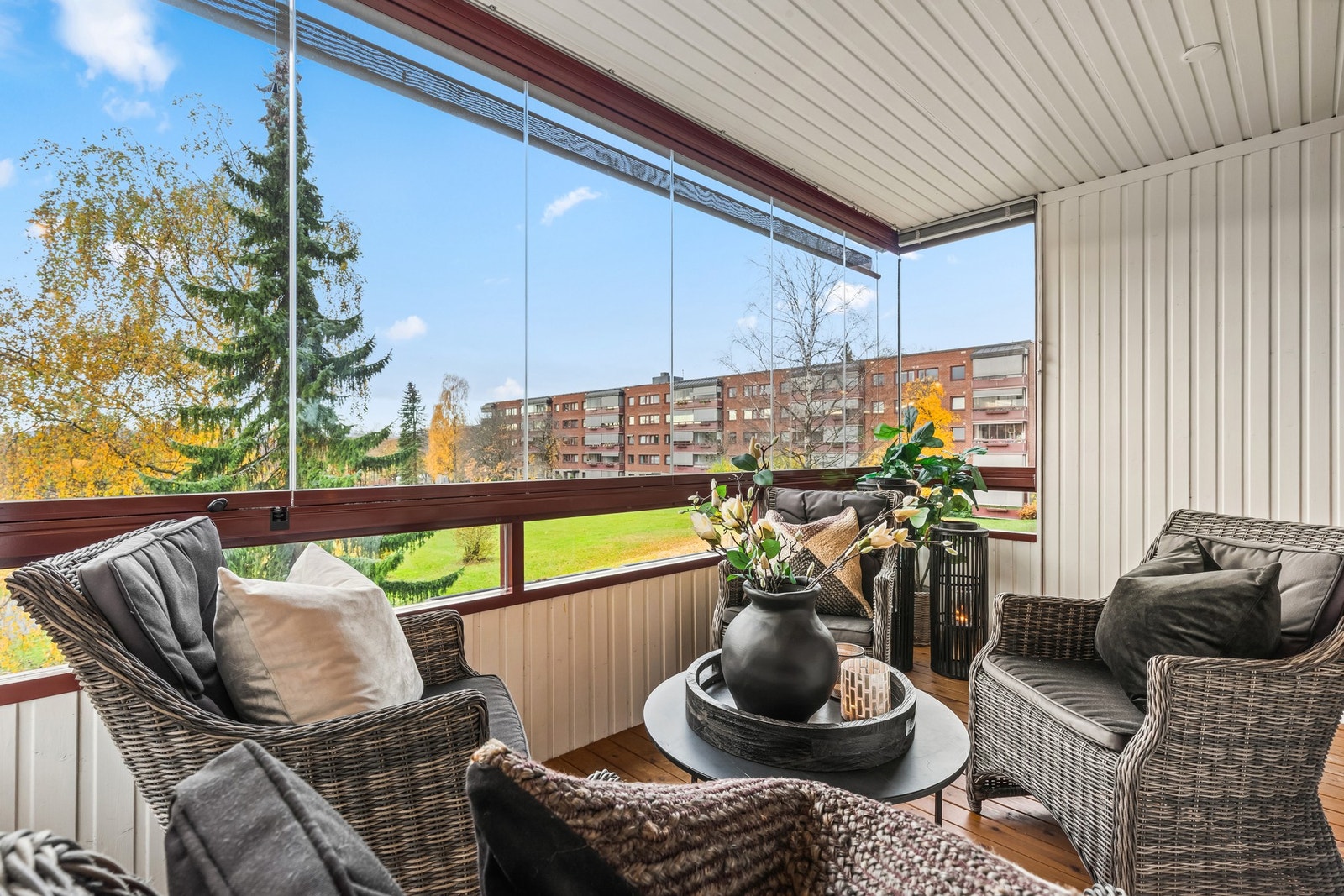 Romslig gjennomgående 4-roms endeleilighet med innglasset balkong. Galleribilde