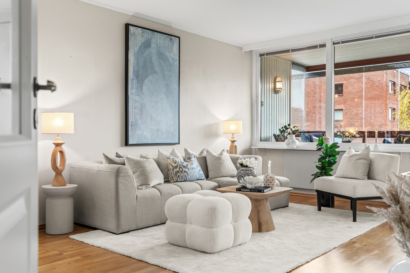 Fra stuen er det utgang til en nordvestvendt, innglasset balkong som kan brukes året rundt Galleribilde