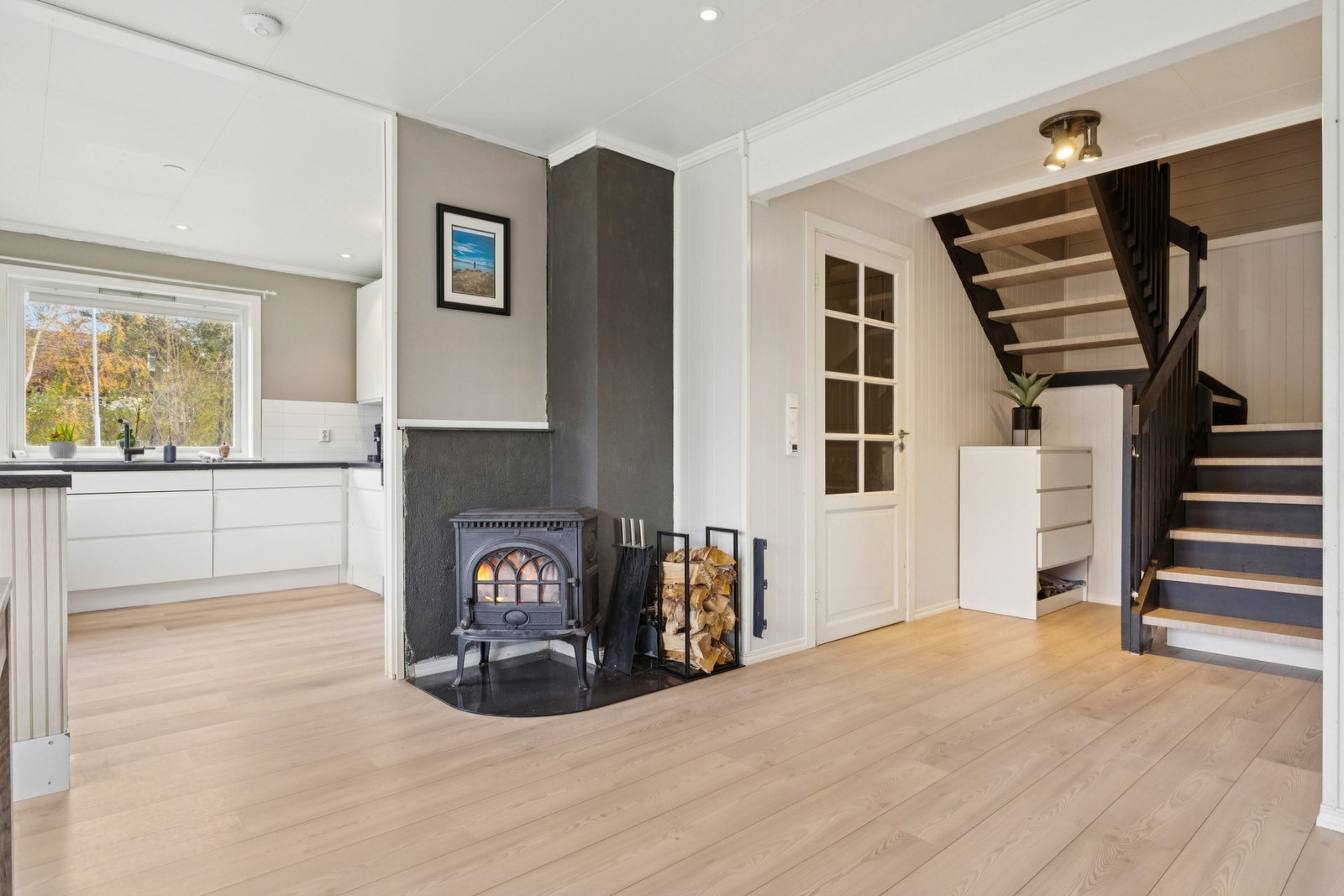 Boligen oppvarmes med vedfyring, varmepumpe og øvrig strøm. Galleribilde