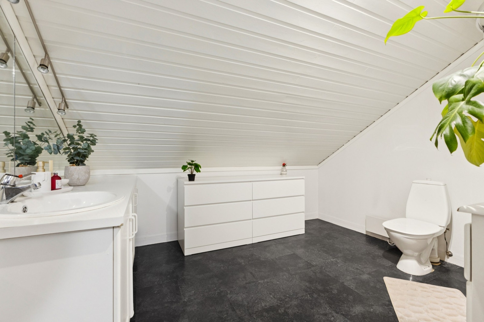 Badet er fra byggeår og har panelovn som varmekilde. Galleribilde