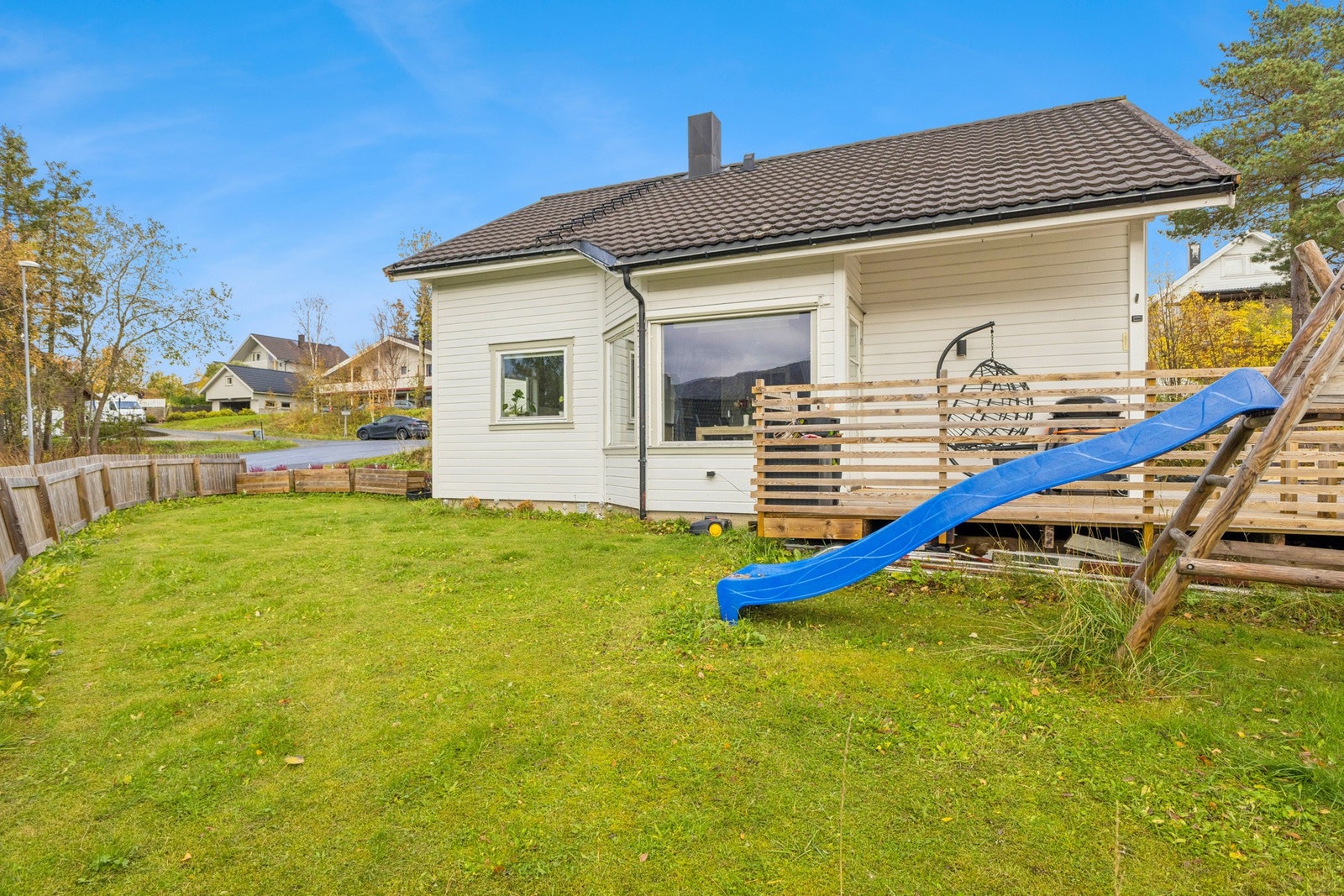 Hageområdet gir god plass til lek og utfoldelse, med flat tomt og grønne arealer som egner seg godt til trampoline, sandkasse og andre aktiviteter. Galleribilde