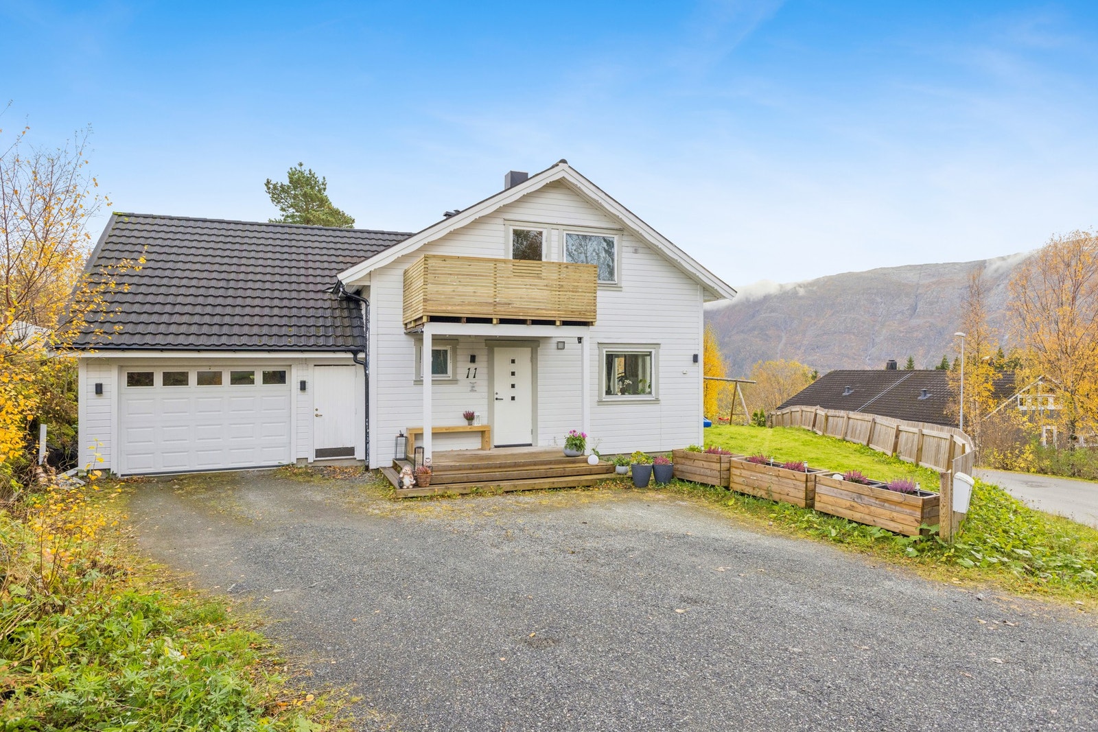 Velkommen til Falkvegen 11 - en innholdsrik enebolig med garasje m/elbillading, flott beliggenhet høyt i Kulstadlia og gode solforhold. Galleribilde