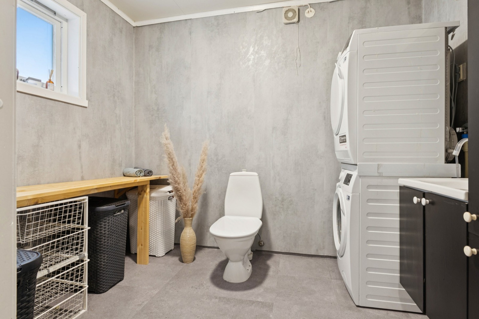 Vaskerommet i 1. etasje med adkomst fra yttergangen - veldig praktisk for barnefamilien. Galleribilde