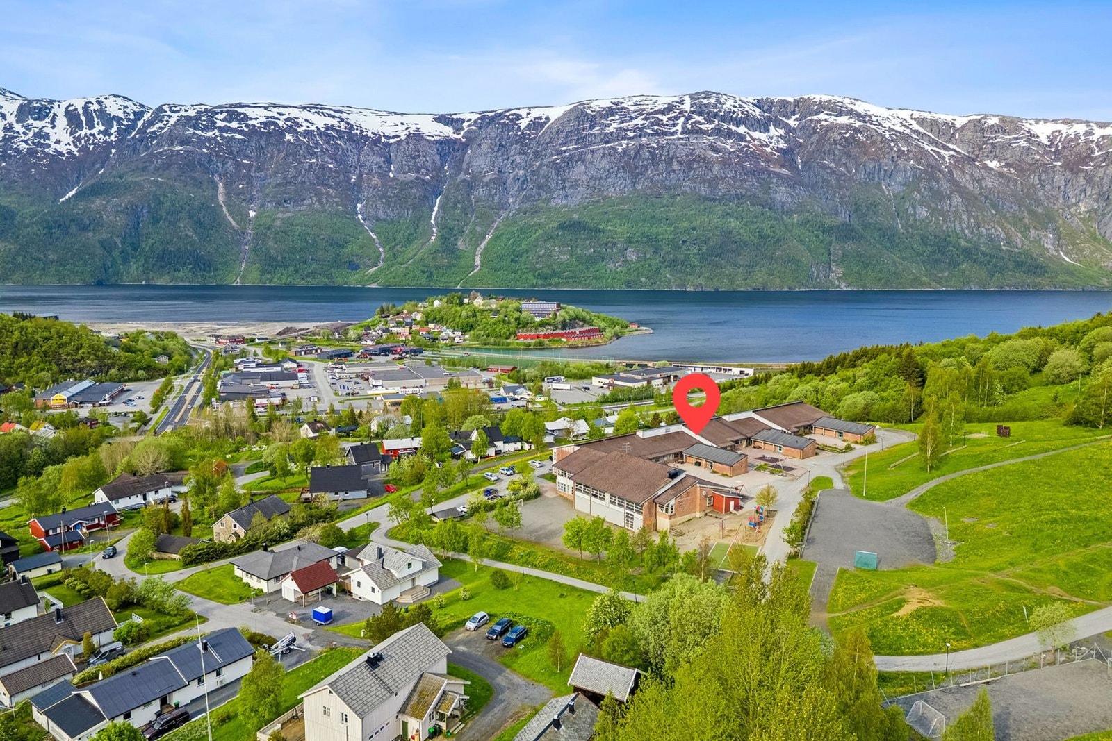 Kulstadlia barneskole får (1.-7. trinn) som ligger kun få minutter unna - et trygt og praktisk tilbud. Galleribilde