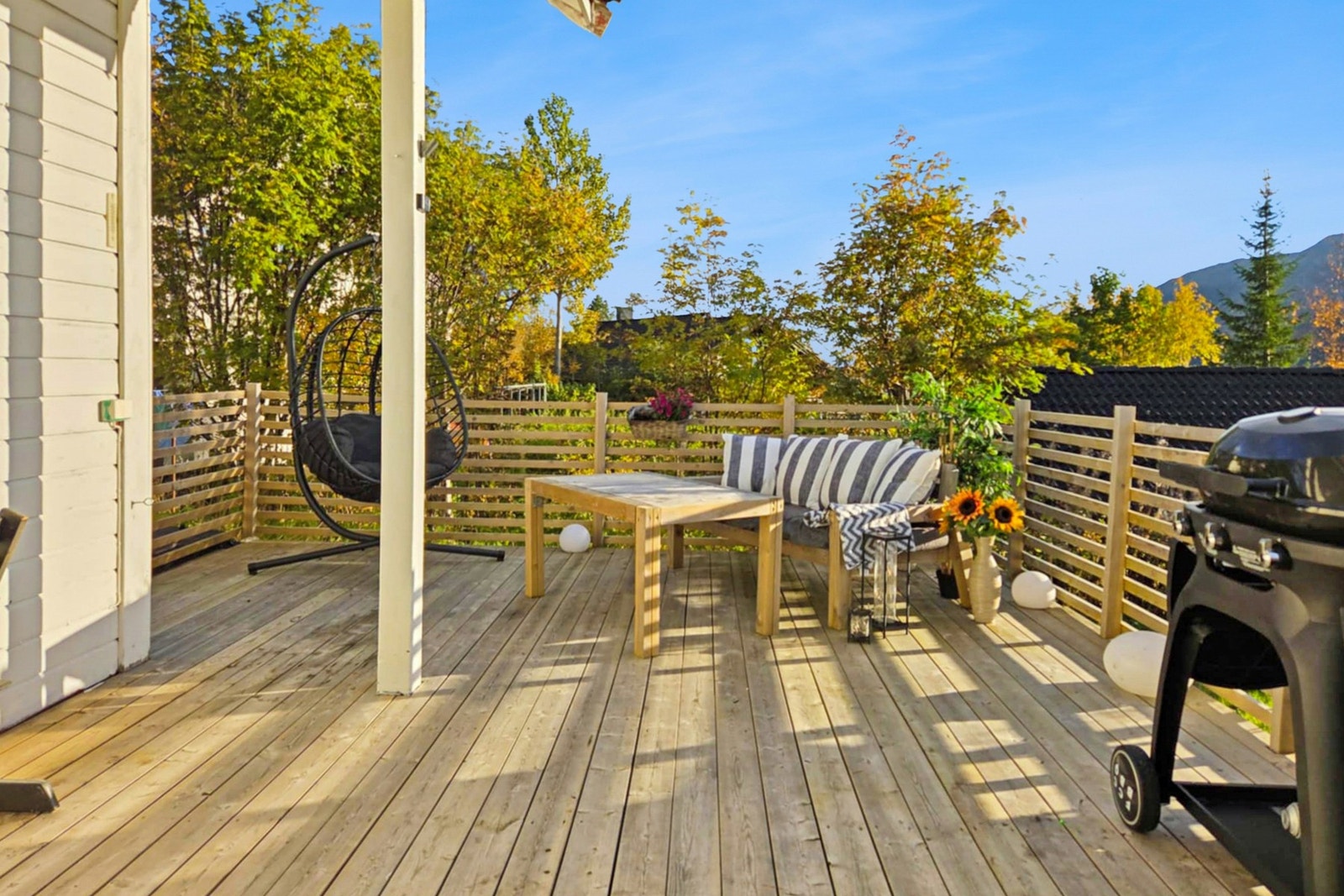 Her kan du nyte rolige omgivelser og samtidig ha kort vei til skole, barnehage og dagligvare. Galleribilde