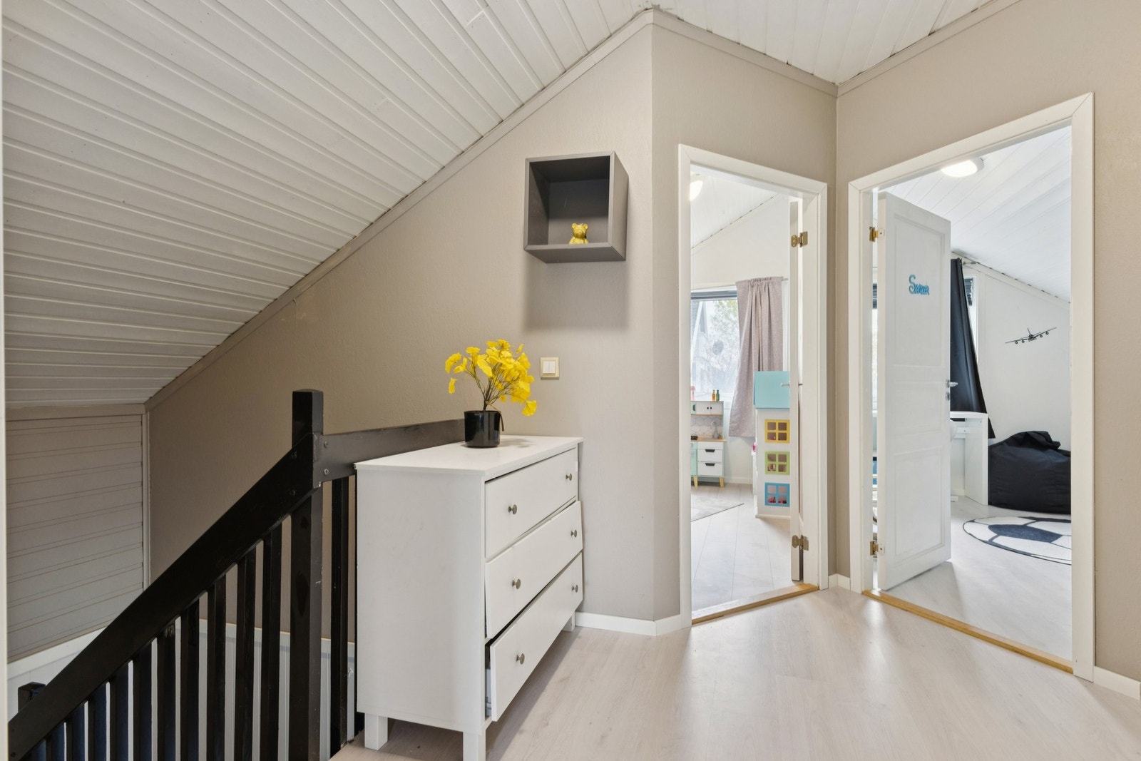 Inn dørene til venstre ved trappeoppgang får du to soverom. Galleribilde