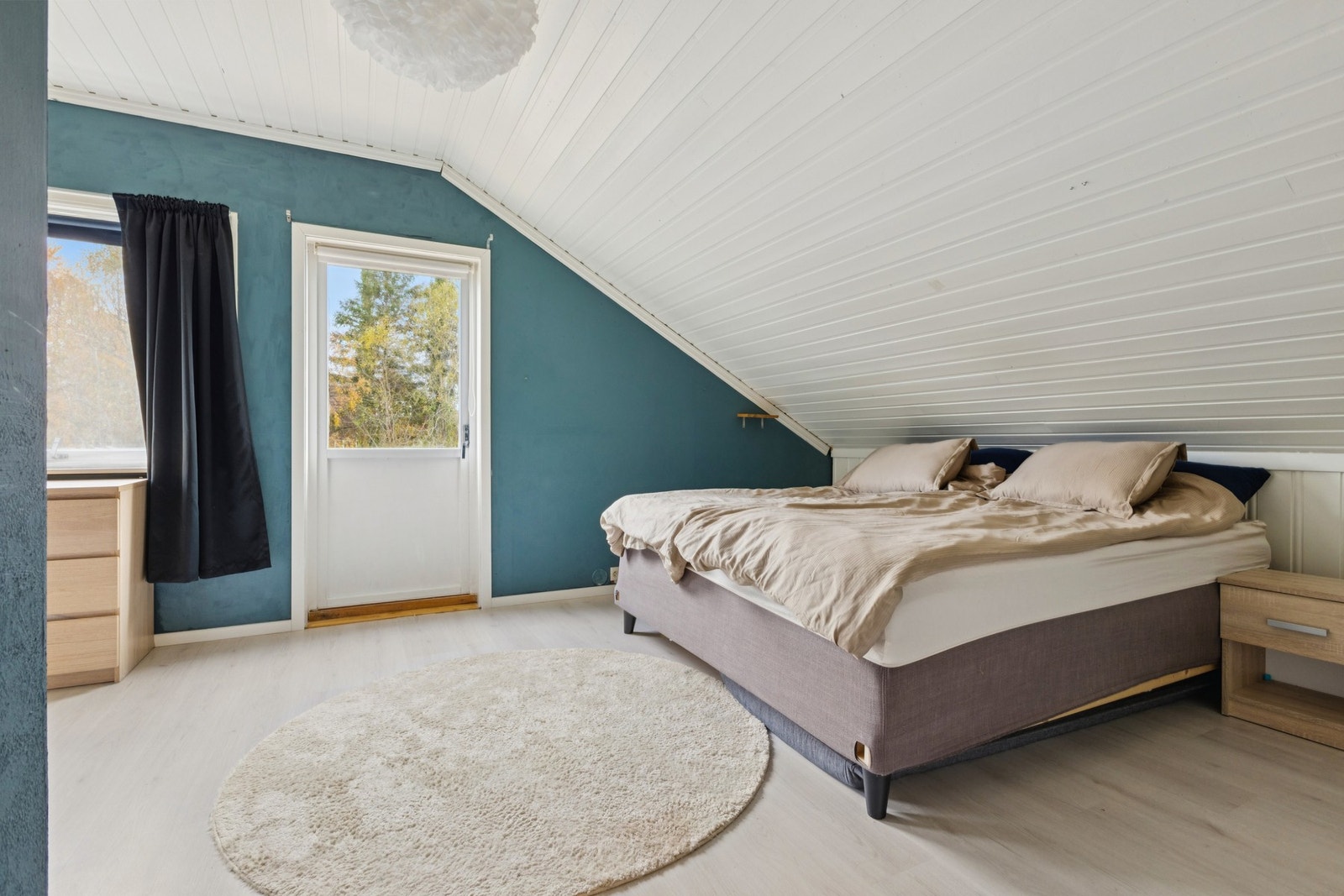 Hovedsoverommet byr på god plass til dobbeltseng og annen møblering. Galleribilde