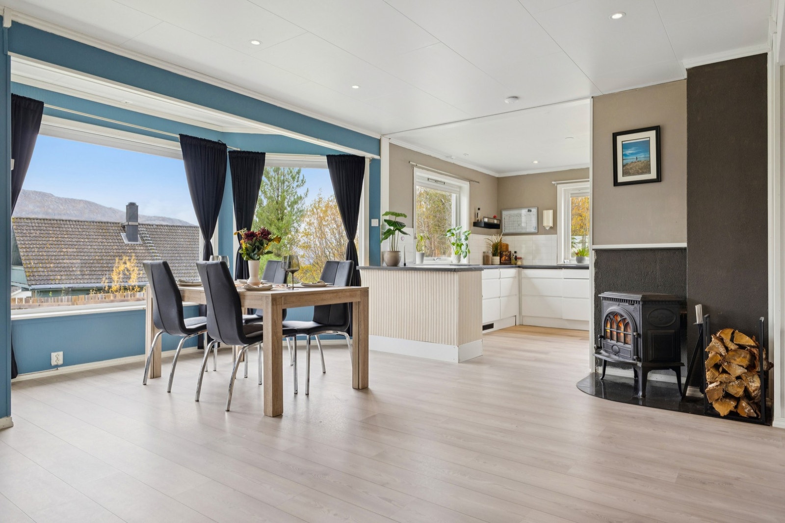 Boligen ble oppført i 1991 og har en god planløsning med 3 romslige soverom, lyse oppholdsrom og praktiske løsninger. Galleribilde