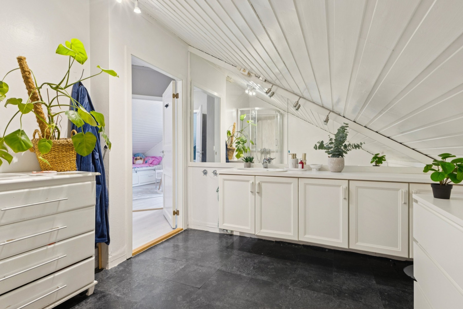 Romslig bad med god skap/hylleplass for oppbevaring. Galleribilde