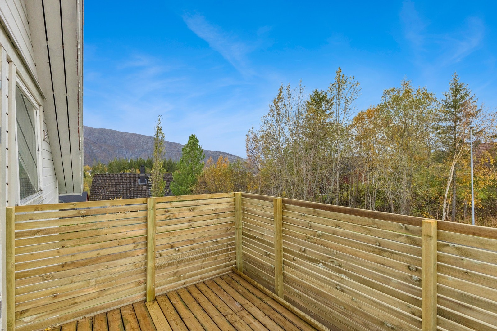 Via balkongdør fra hovedsoverommet har du denne terrassen vendt mot nordvest, oppusset i 2025. Galleribilde