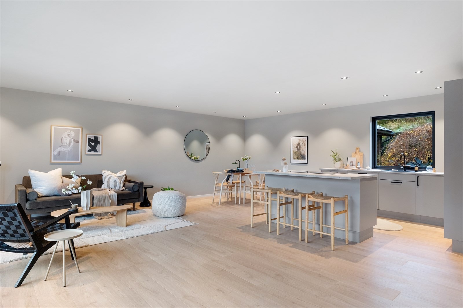 Overflatene består av laminatgulv og nygipsede, slette vegger. Spotter i himling Galleribilde