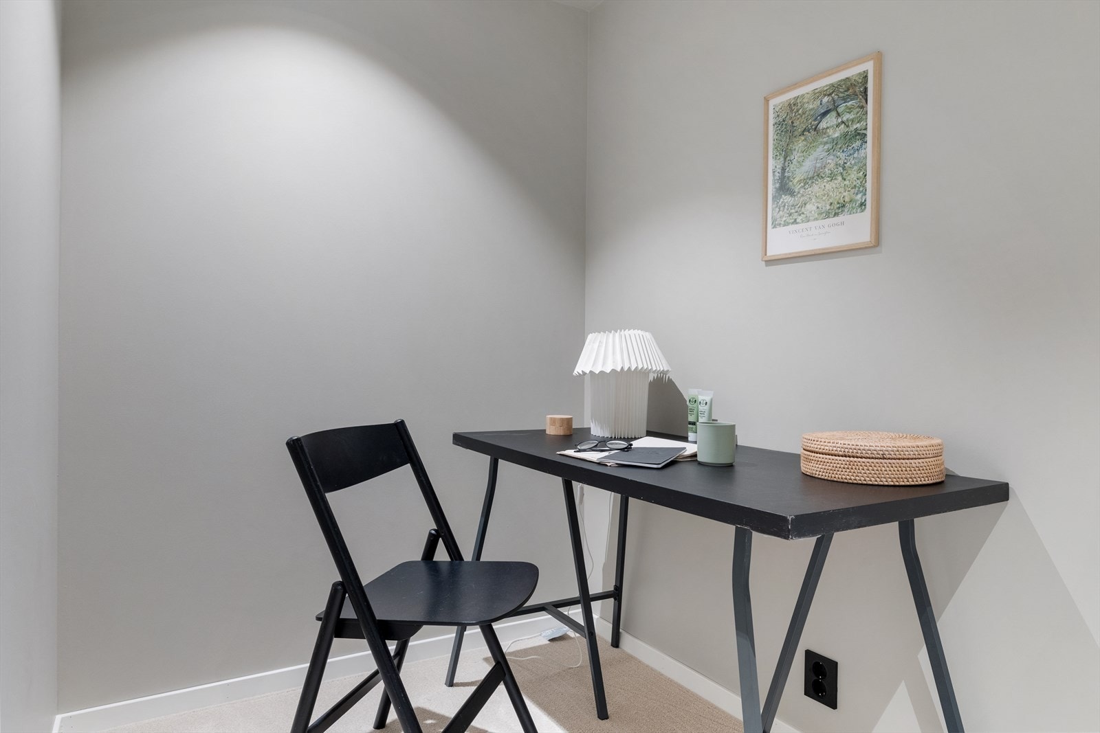 Rommet har et avhuk som enkelt kan innredes som walk-in-garderobe Galleribilde