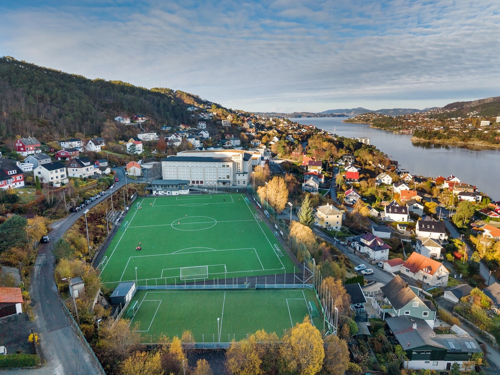 Eidsvåg skole ligger i gangavstand fra boligen med en trygg og fin skolevei. Skolen er nylig renovert med blant annet idrettshall og en fullskala håndballbane Galleribilde
