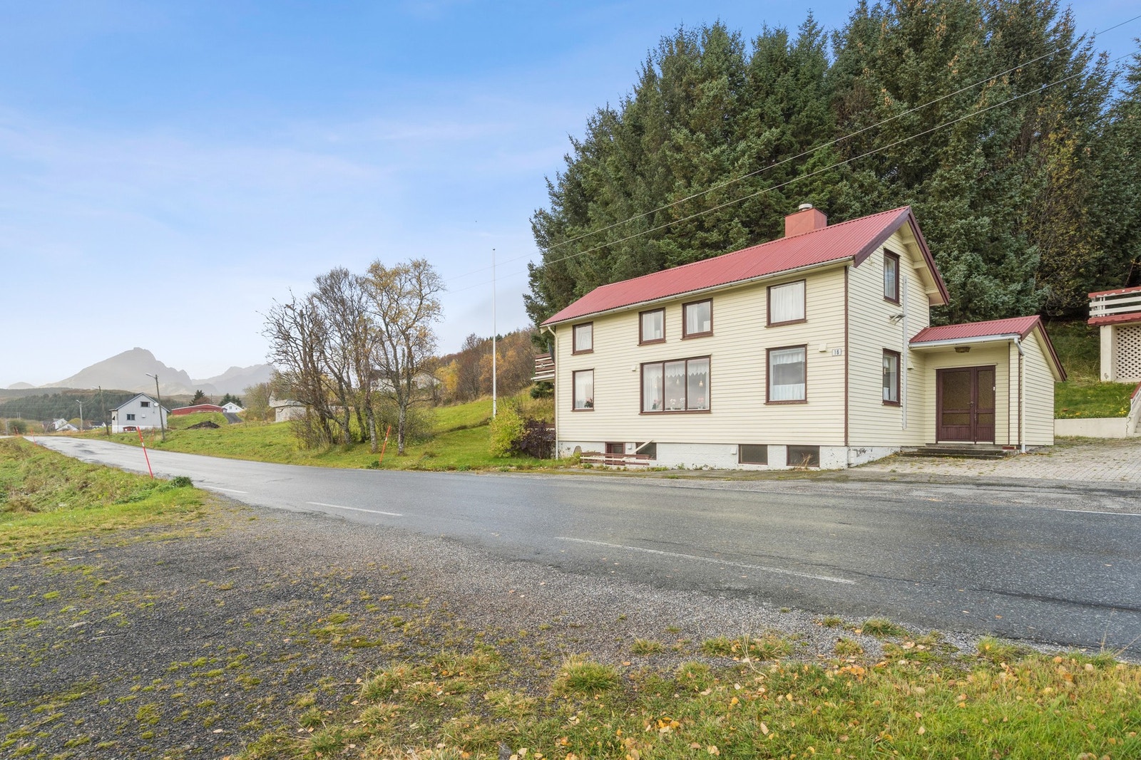 Velkommen til Hovdveien 16 - Presentert av EiendomsMegler1 Leknes! Foto: EFKT. Galleribilde