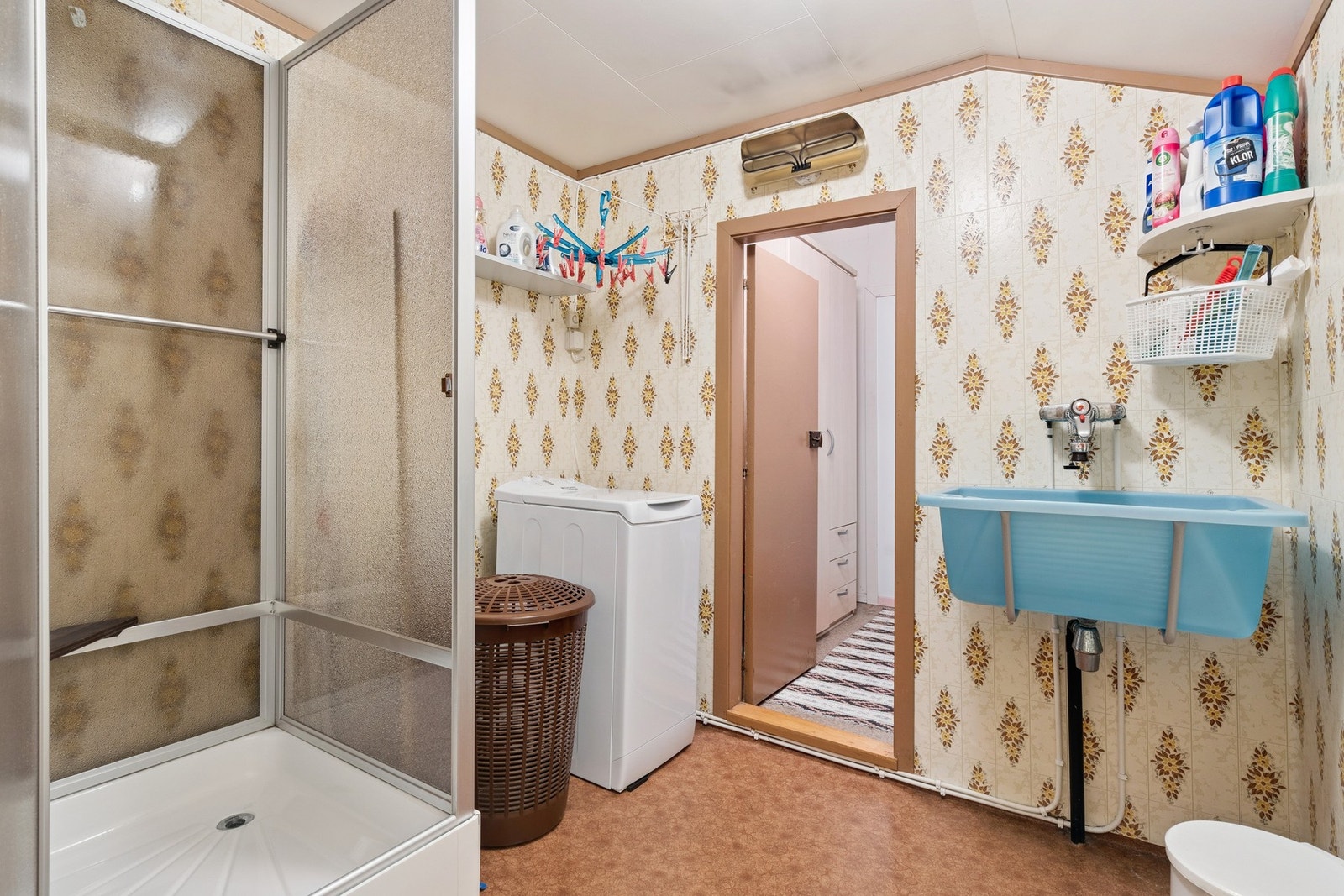 Separat vaskerom med opplegg for vaskemaskin, utslagsvask og dusjkabinett. Rommene har behov for noe oppgradering fro å være opp til dagens standard. Galleribilde