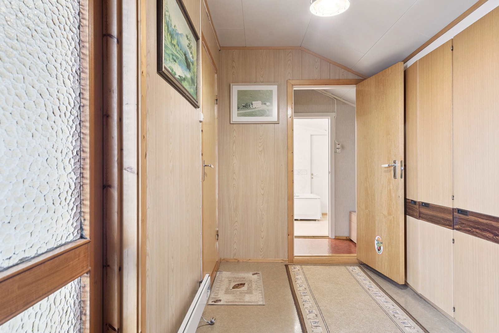 Velkommen inn! Det første man møter er en praktisk entré av romslig størrelse. Dette er et utbygg av den opprinnelige boligen. Galleribilde