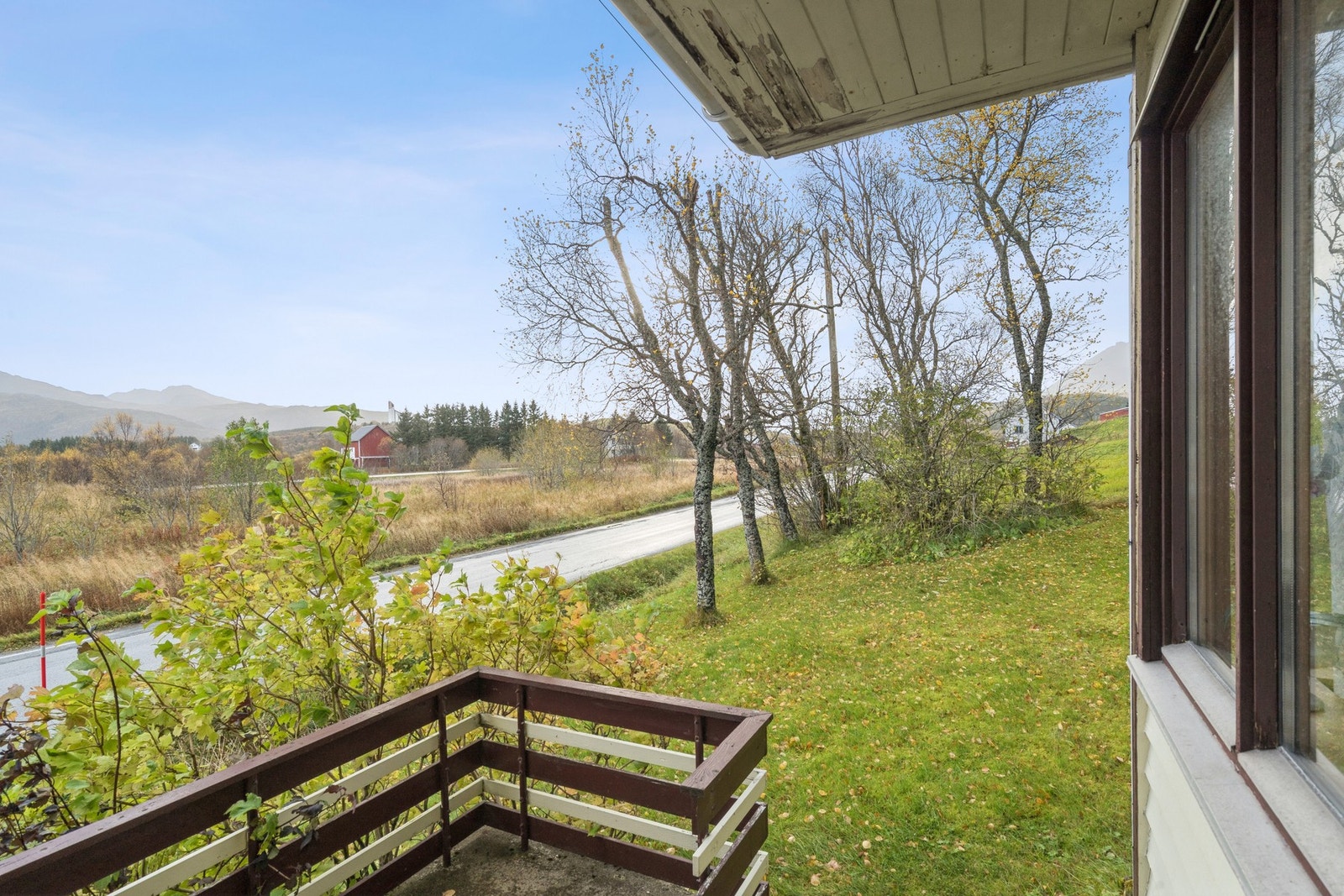 Eiendommen byr på en romslig tomt, med blant annet solrik hage. Galleribilde