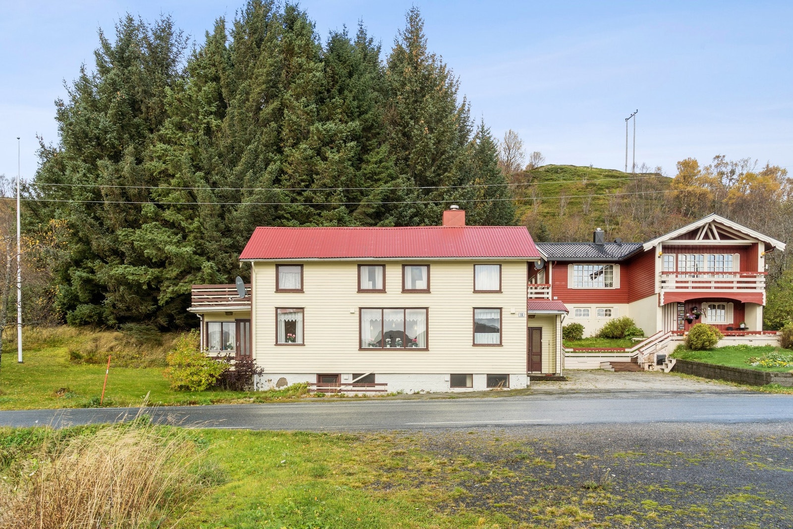 Eneboligen er opprinnelig bygget et annet sted i Lofoten, forså å bli flyttet til området i ettertid. Galleribilde