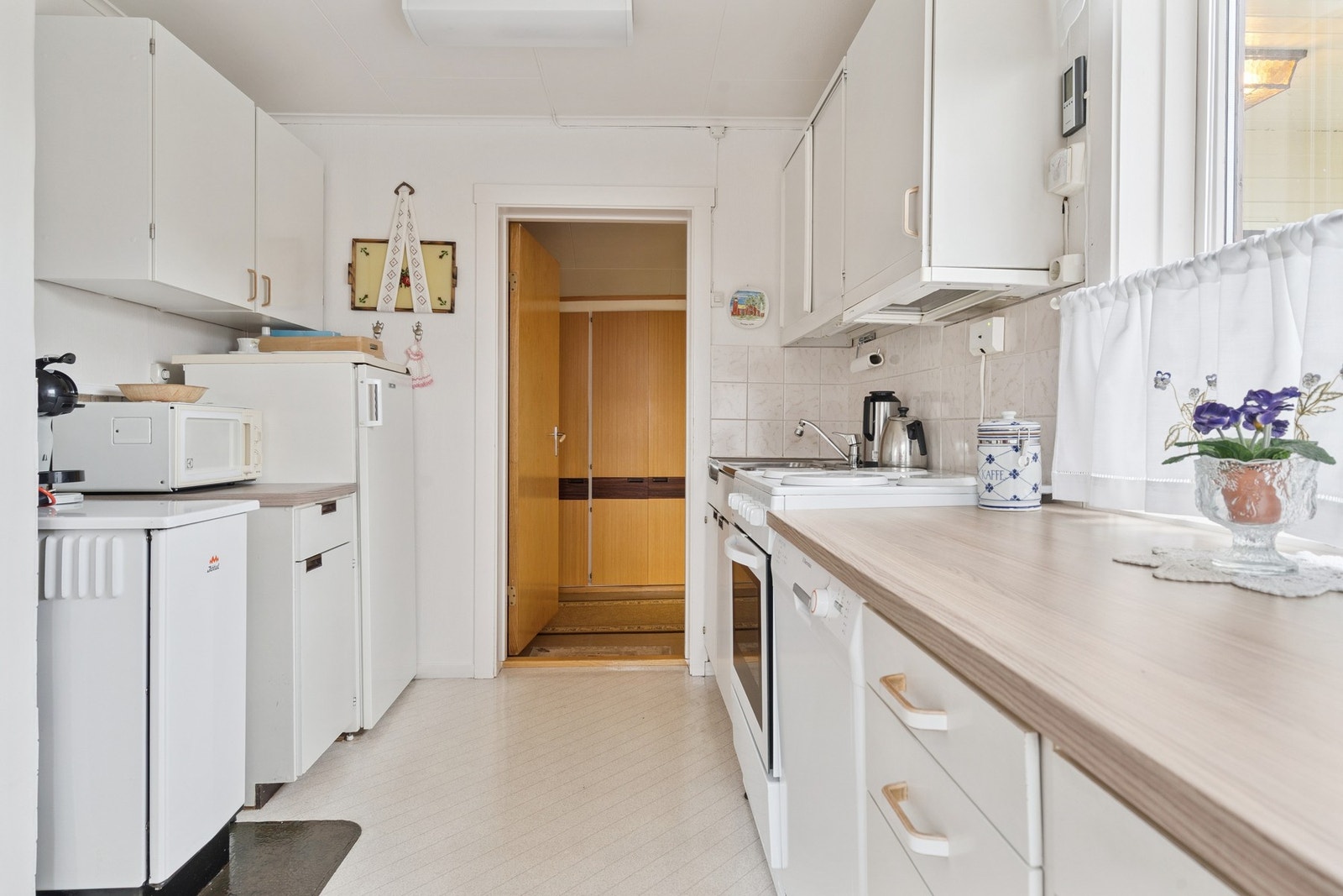 Den sjarmerende innredningen har behov for noe oppgradering, for å være til dagens stand. Rommet byr på et flott utgangspunkt. Galleribilde