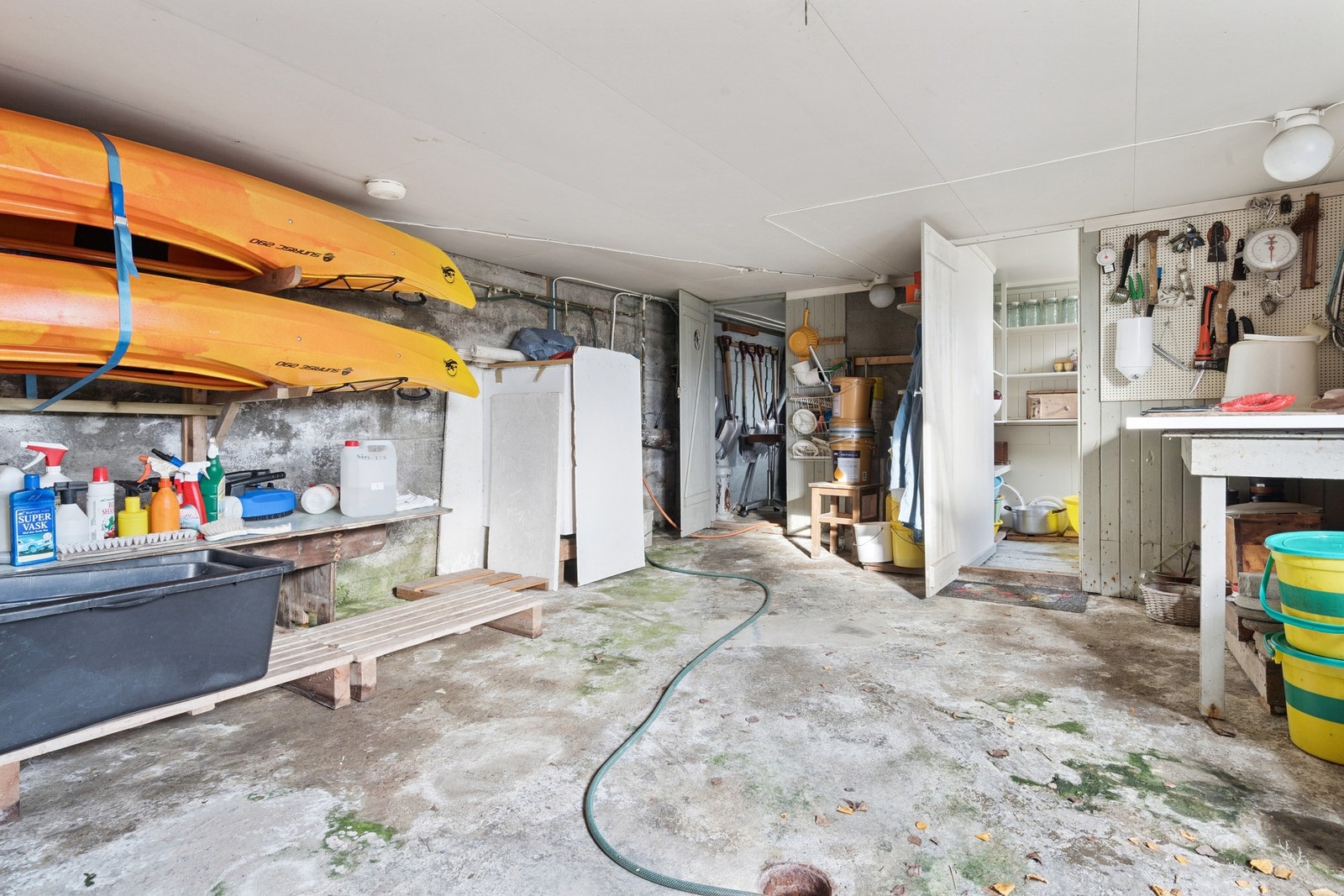 Boligen har en uinnredet kjeller med ikke-målbart areal, pga. takhøyden. Det er egen inngang i etasjen. Galleribilde