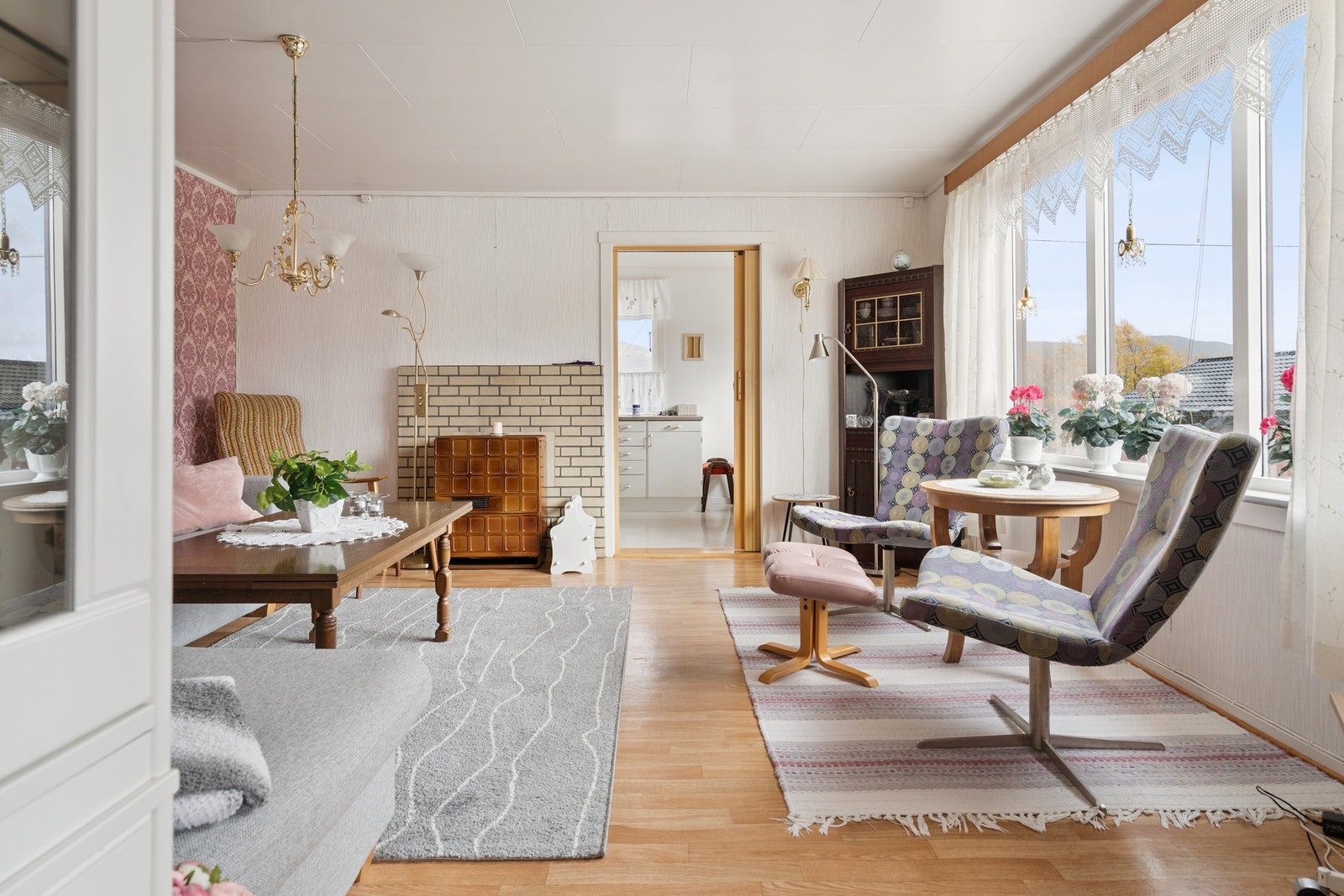 Stuen gir plass for møblering i ulike soner, og rom til å samle både venner og familie. Galleribilde