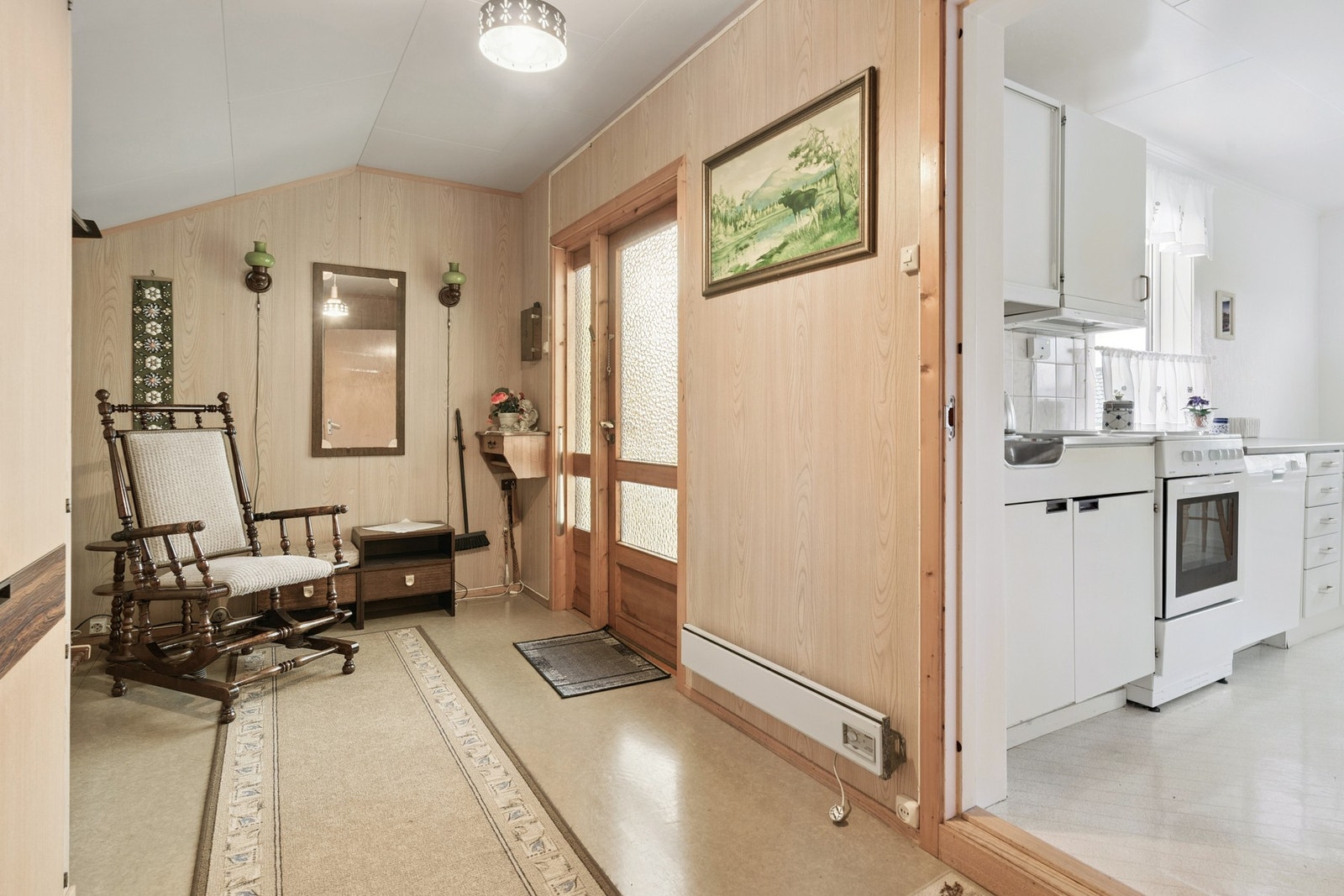 Entréen gir plass for ulikt oppheng av yttertøy. I tillegg til adkomst til boligens kjøkken og baderom. Galleribilde