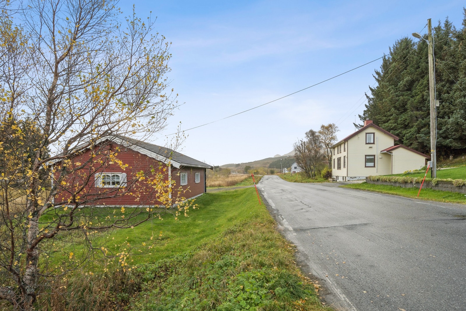 Det er kort kjørevei til Leknes hvor man får tilgang på både kjøpesenter og flyplass. Galleribilde