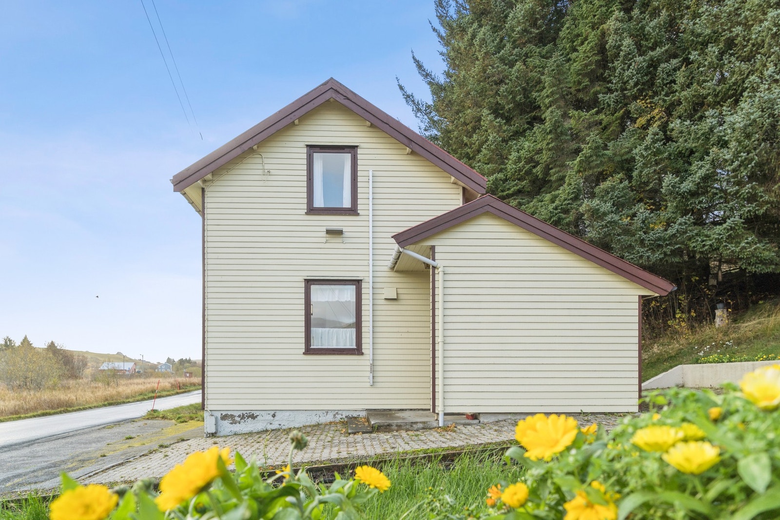 Det er mulighet for biloppstilling på eiendommen, men det gjøres oppmerksom på at gårdsplassen i dag deles med gnr./bnr. 92/29. Galleribilde