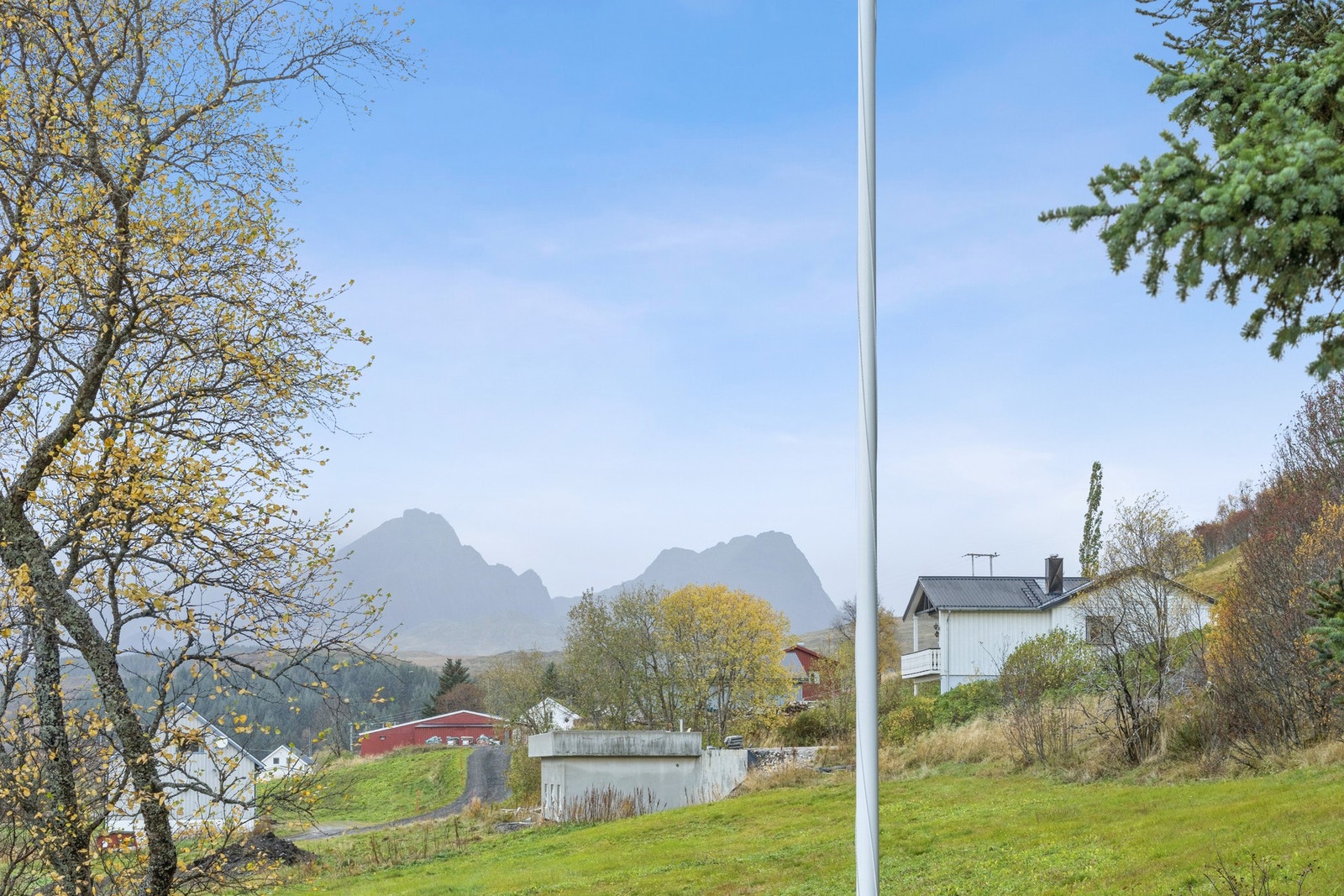 Fine utsiktsforhold mot majestetiske lofotfjell. Galleribilde