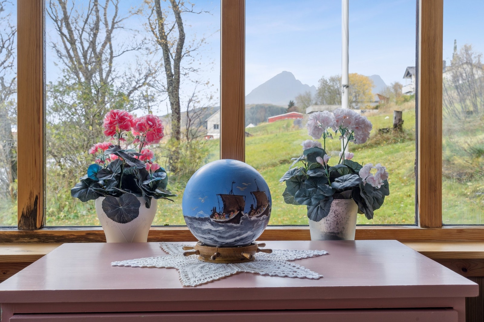 Fra vinterhagen kan man ta seg ut til en flott hage. Galleribilde