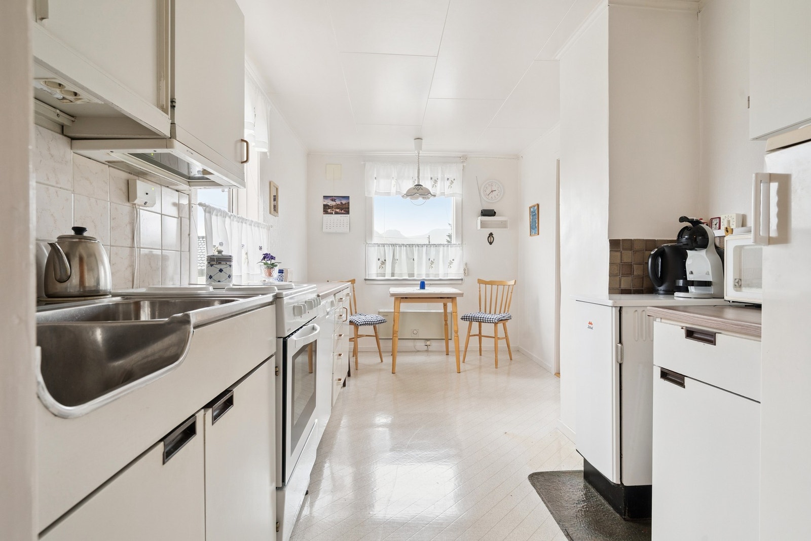 Kjøkkenet er separat og byr på tilstrekkelig med skap- og benkeplass. Galleribilde