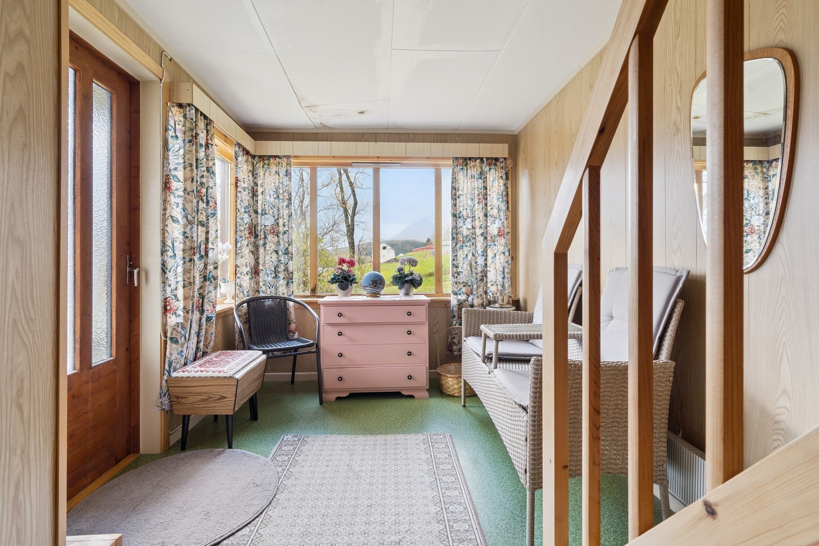 Koselig vinterhage med egen inngang, trapp og plass for enkel møblering. Galleribilde