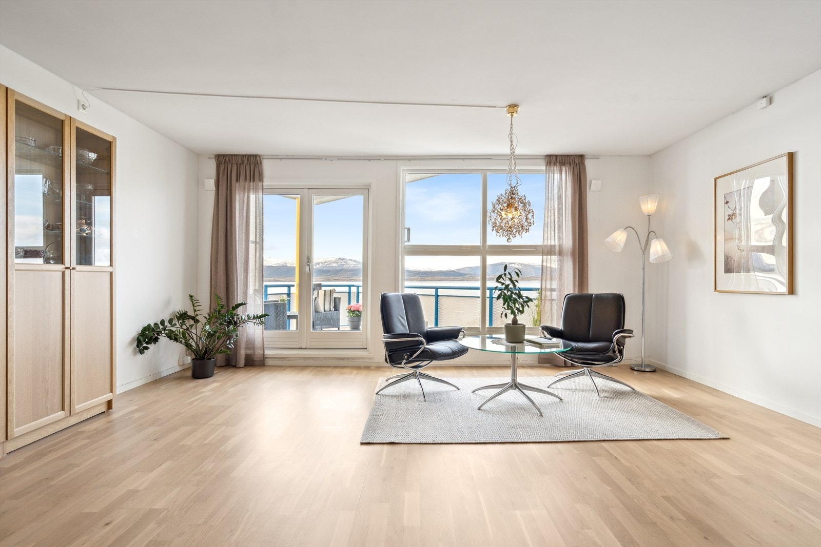 Herfra er det også utgang til den sørvendte balkongen Galleribilde