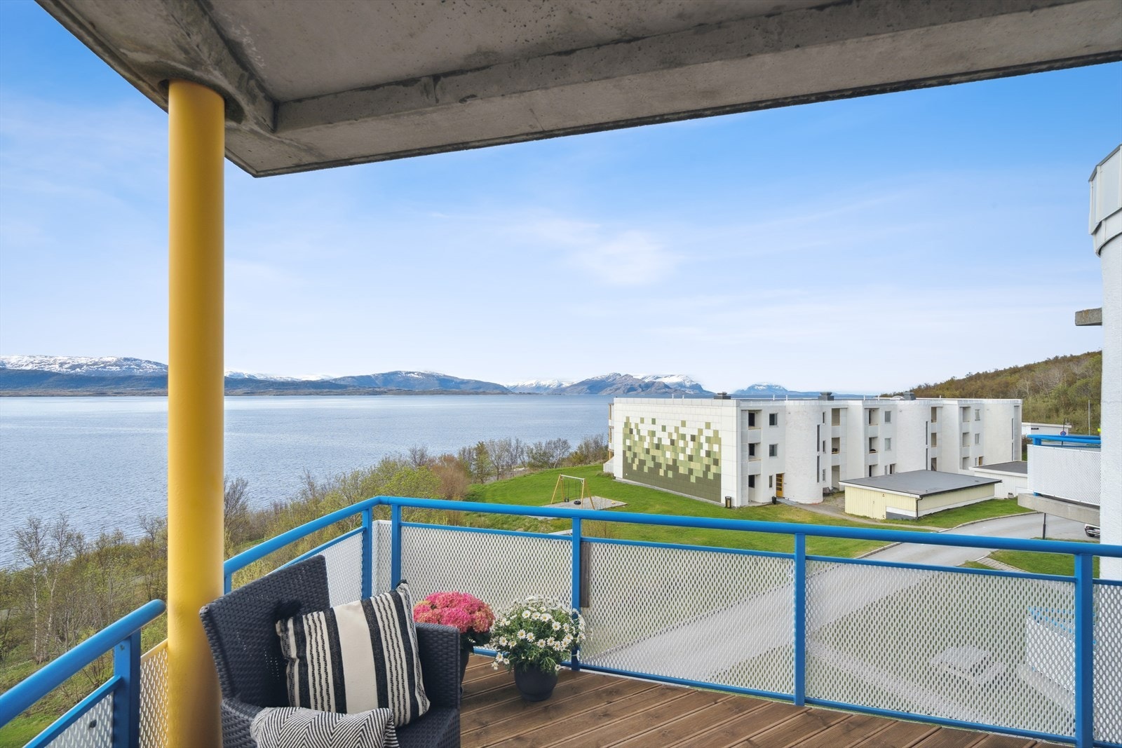 Området rundt er fritt med god avstand mellom byggene - Balkongen gir deg gode solforhold og særdeles flott utsikt over fjord og fjell Galleribilde