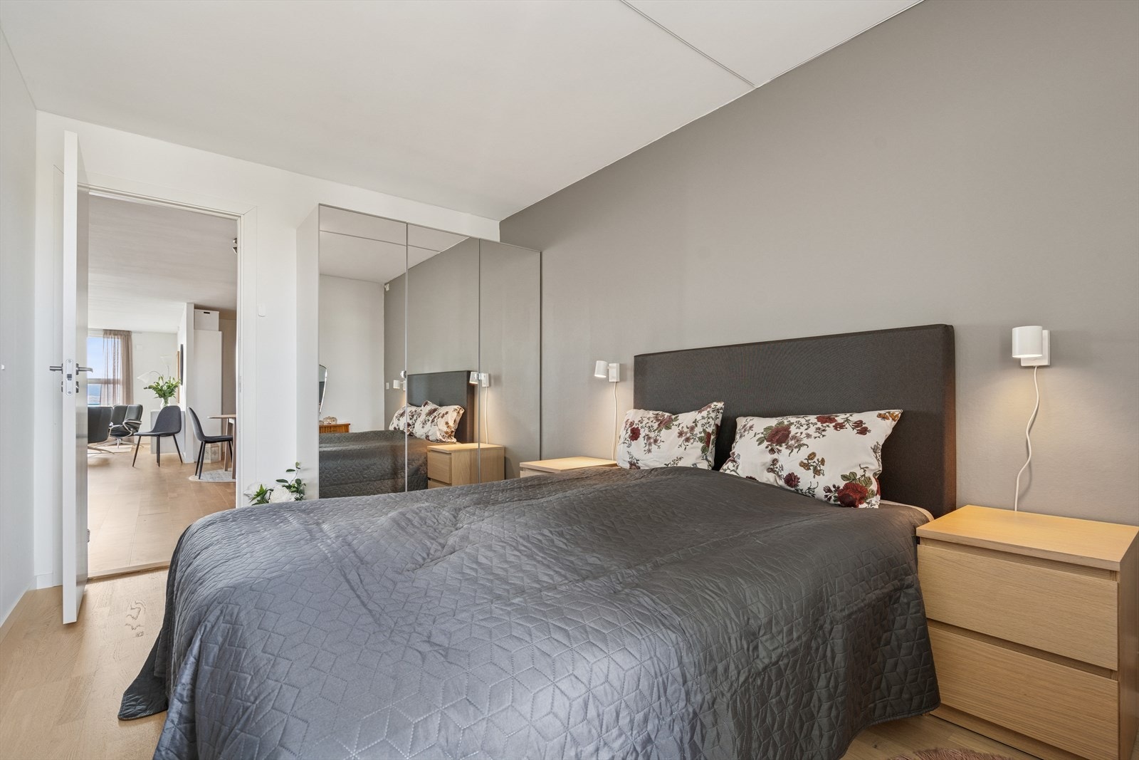 Soverom II - Hovedsoverommet er av god størrelse og har en grå kontrastvegg som skaper en lun stemning Galleribilde