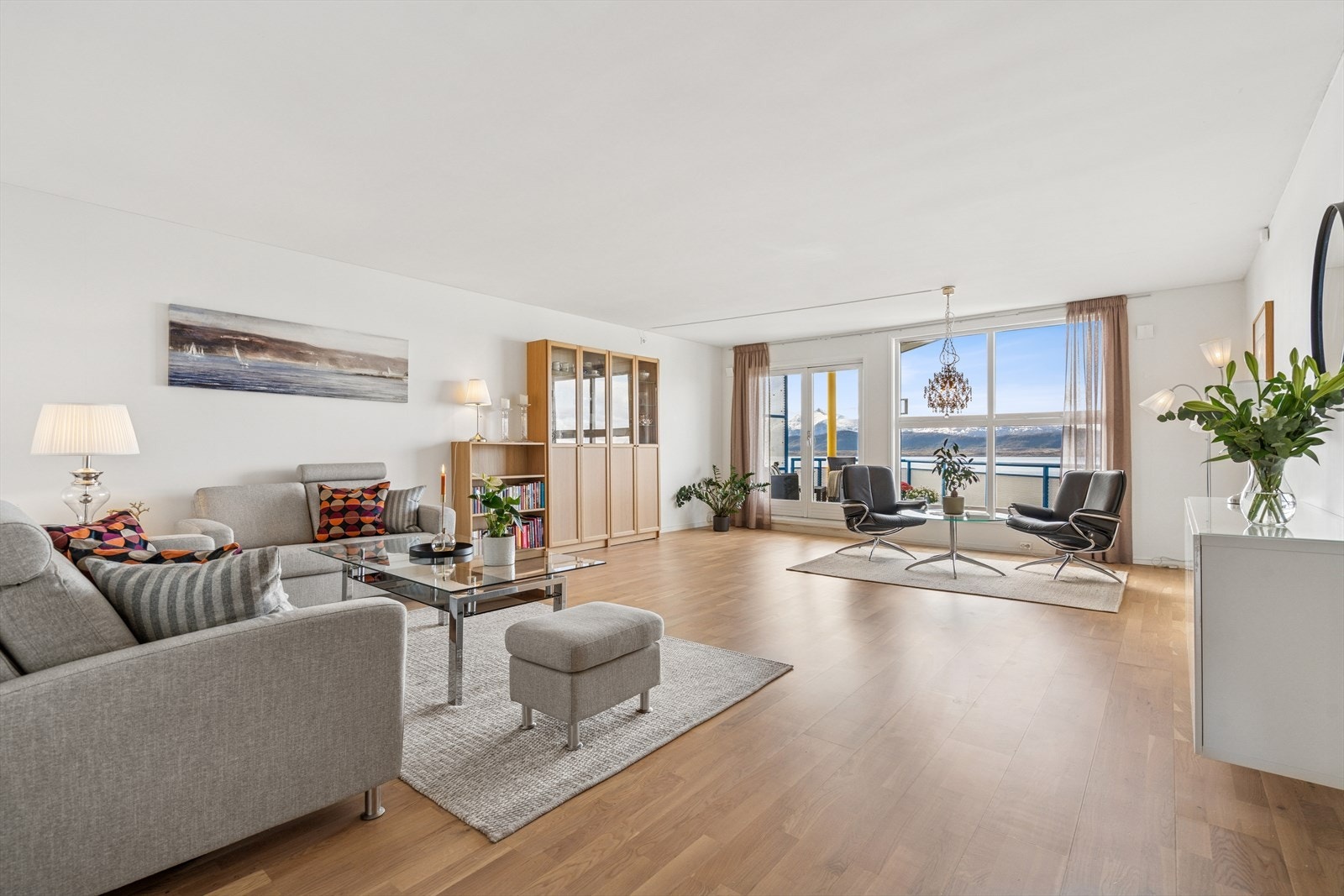 DNB Eiendom v/Bjørn Harald Sandvik presenterer en stor og innbydende toppleilighet i populære Bodøsjøen borettslag! Galleribilde