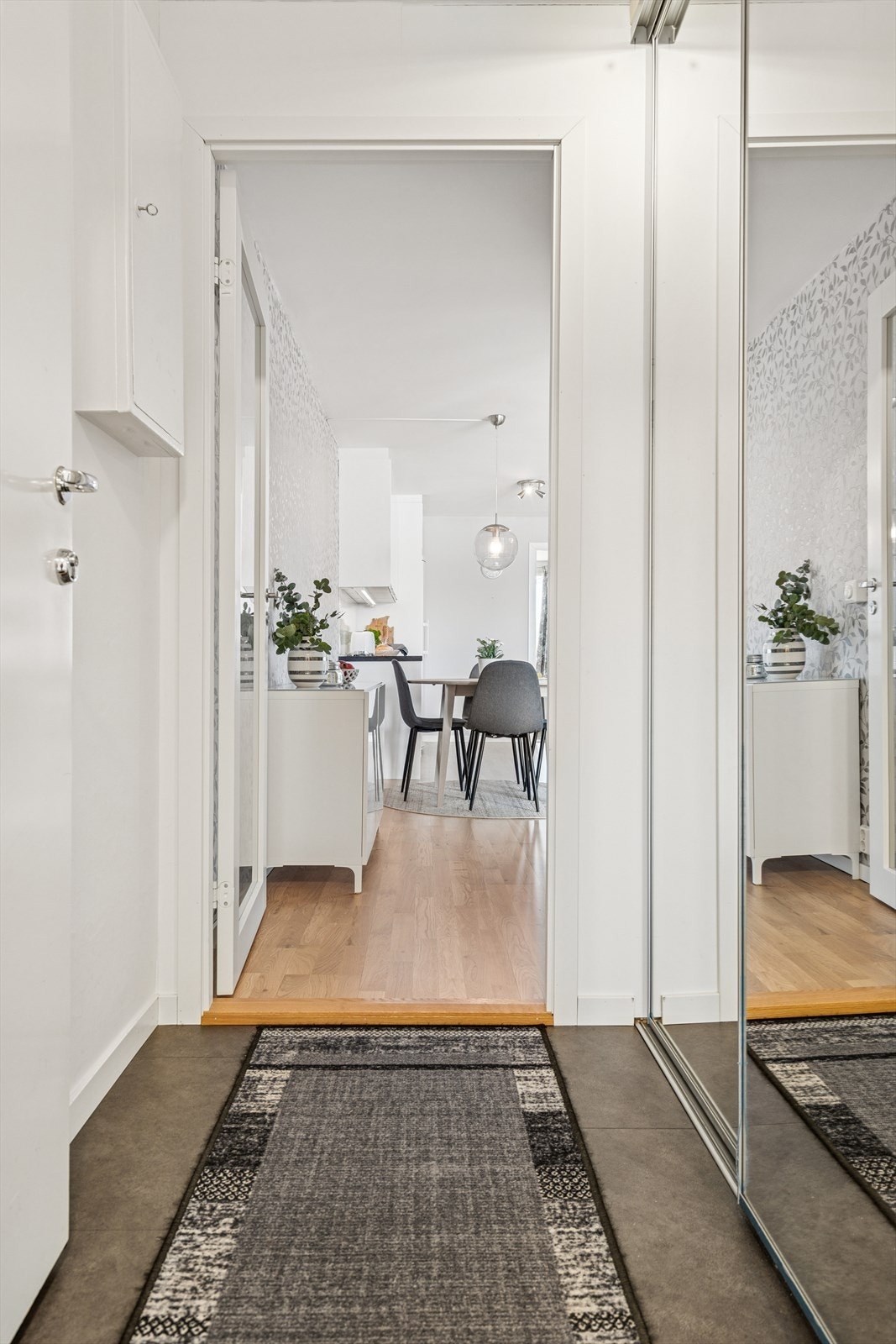 Du ønskes velkommen inn i en hyggelig entrè som er utstyrt med en praktisk skyvedørsgarderobe - Herfra kommer du videre inn i stue/kjøkken Galleribilde