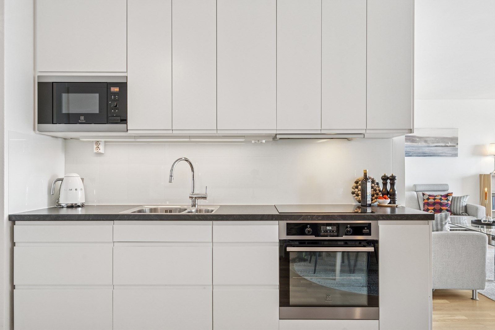 Hvitevarene medfølger og består av integrert koketopp, integrert stekeovn, integrert mikro, integrert oppvaskmaskin og frittstående kjøleskap Galleribilde