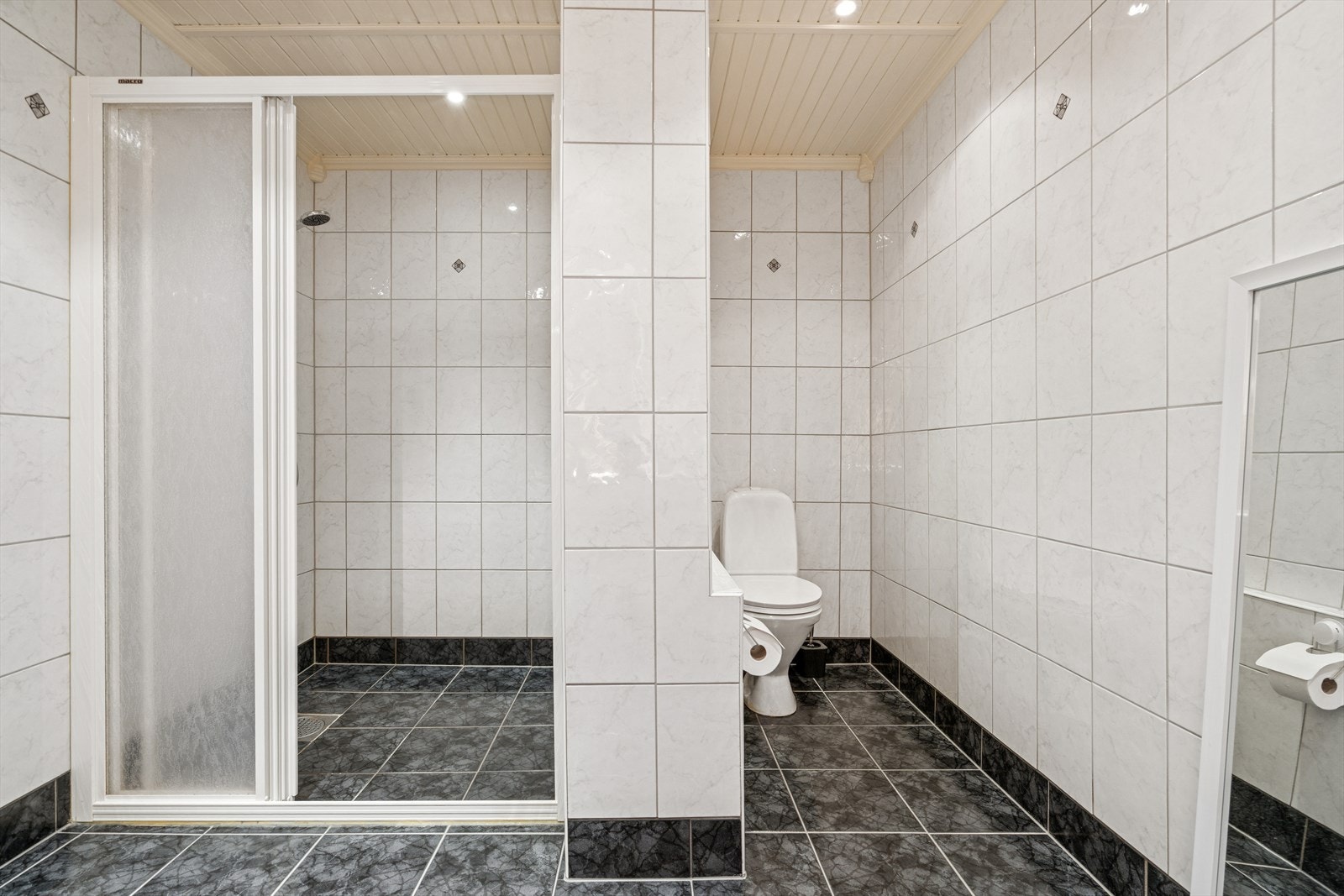 Her finner du toalett, dusjnisje, baderomsinnredning og opplegg for vaskemaskin/tørketrommel Galleribilde