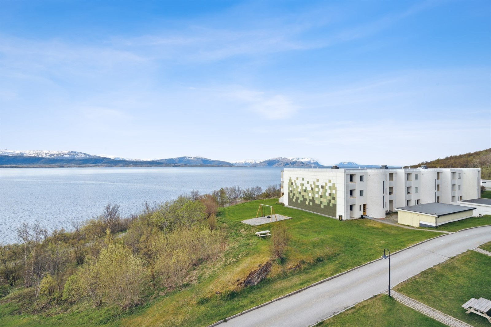 Like utenfor døren finner du felles utearealer med benker, plen og lekeapparater - Like ved sjøkanten finner du Kyststien som går hele veien fra Bodøsjøen til Mørkvedbukta Galleribilde